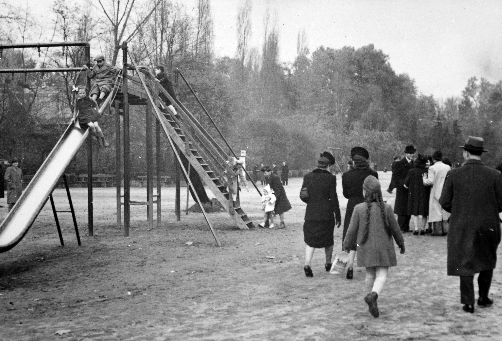 Hungary, Budapest VIII., II. János Pál pápa (Tisza Kálmán) tér., 1936, Fortepan, playground, playground slide, Budapest, Fortepan #22884