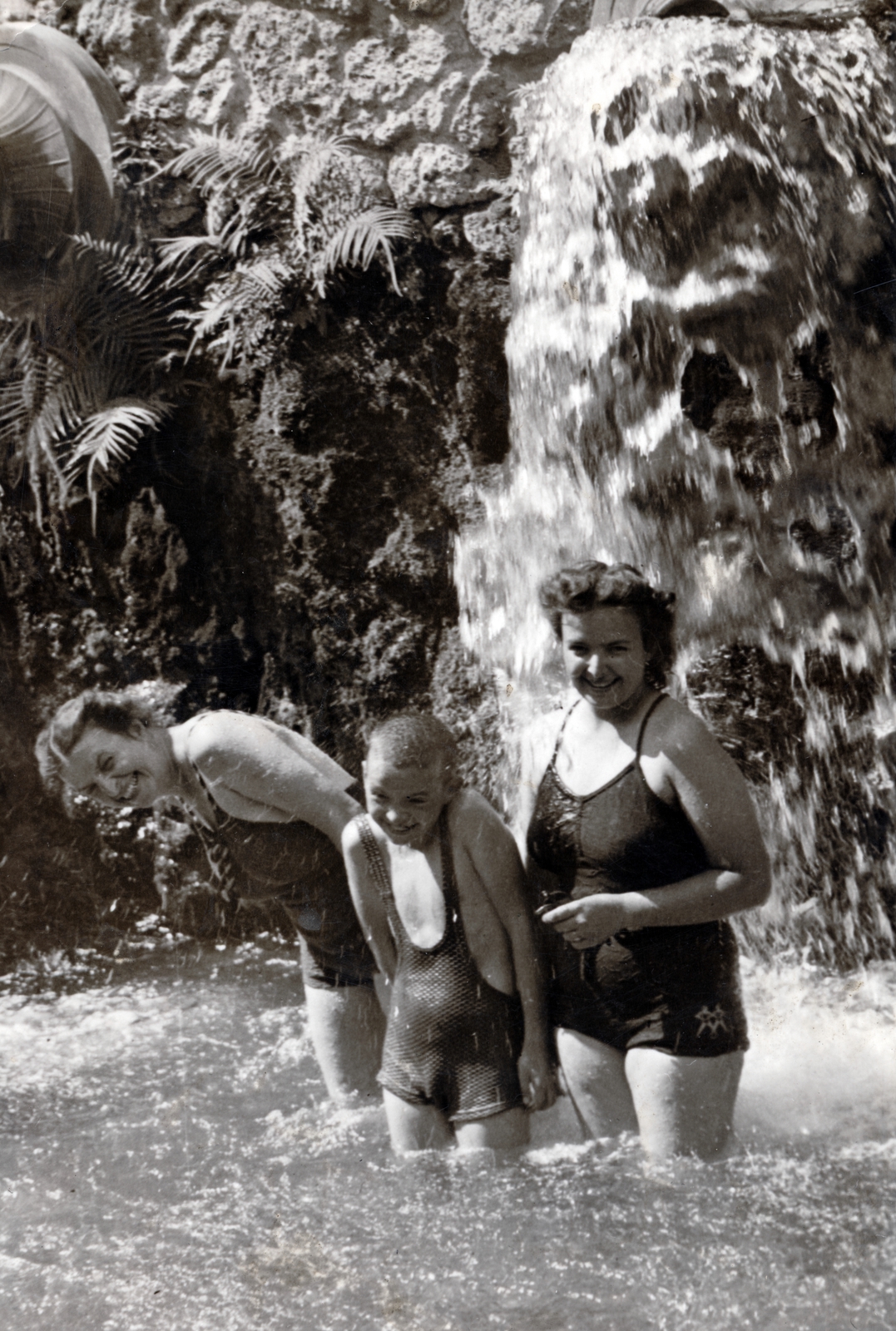 Magyarország, Eger, városi strand., 1938, Kern család, hárman, fürdőruha, pancsolás, Fortepan #228861
