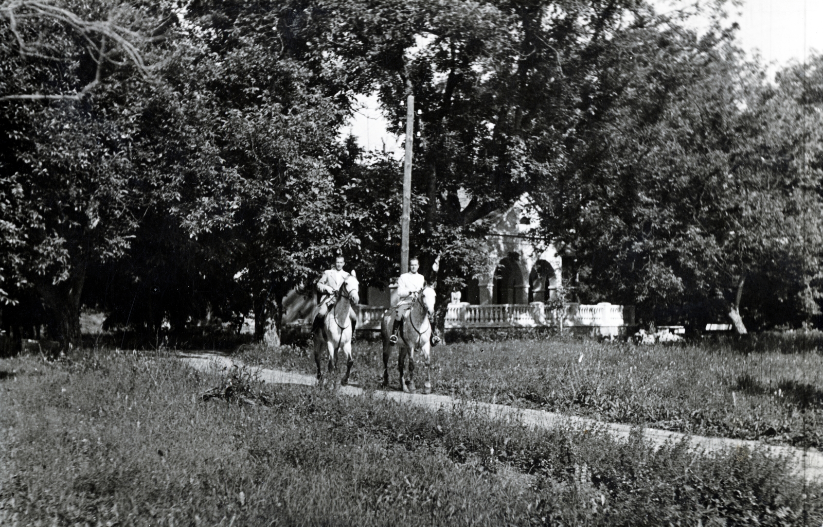 Hungary, Eger, Felnémet (ekkor önálló, ma a város része), a felvétel a modrai Kovách család villája előtt készült., 1940, Kern család, Fortepan #228862