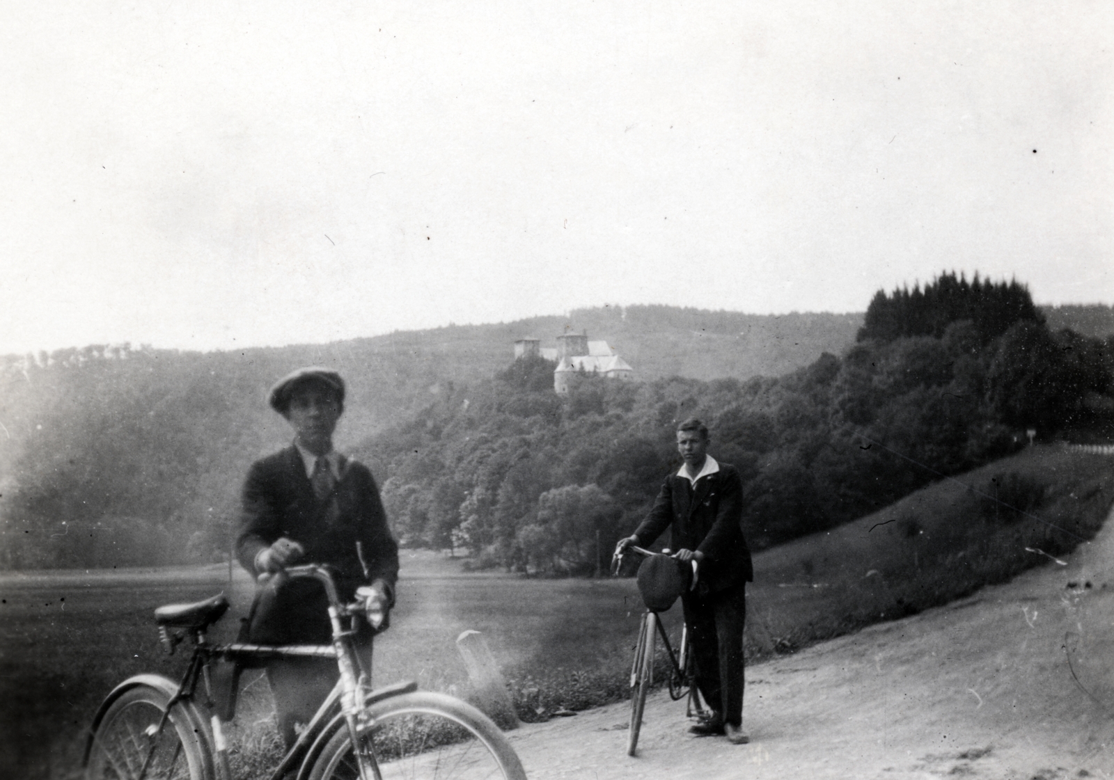 Austria, Lockenhaus, Günserstraße, háttérben az Esterházy várkastély., 1934, Petősi Dénes, bicycle, Fortepan #228905