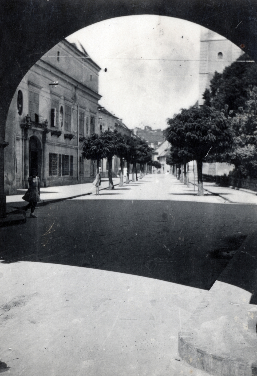 Magyarország, Kőszeg, Jurisics tér a Hősök kapujától nézve, balra a Városháza, jobbra a Szent Imre-templom., 1934, Petősi Dénes, Fortepan #228920