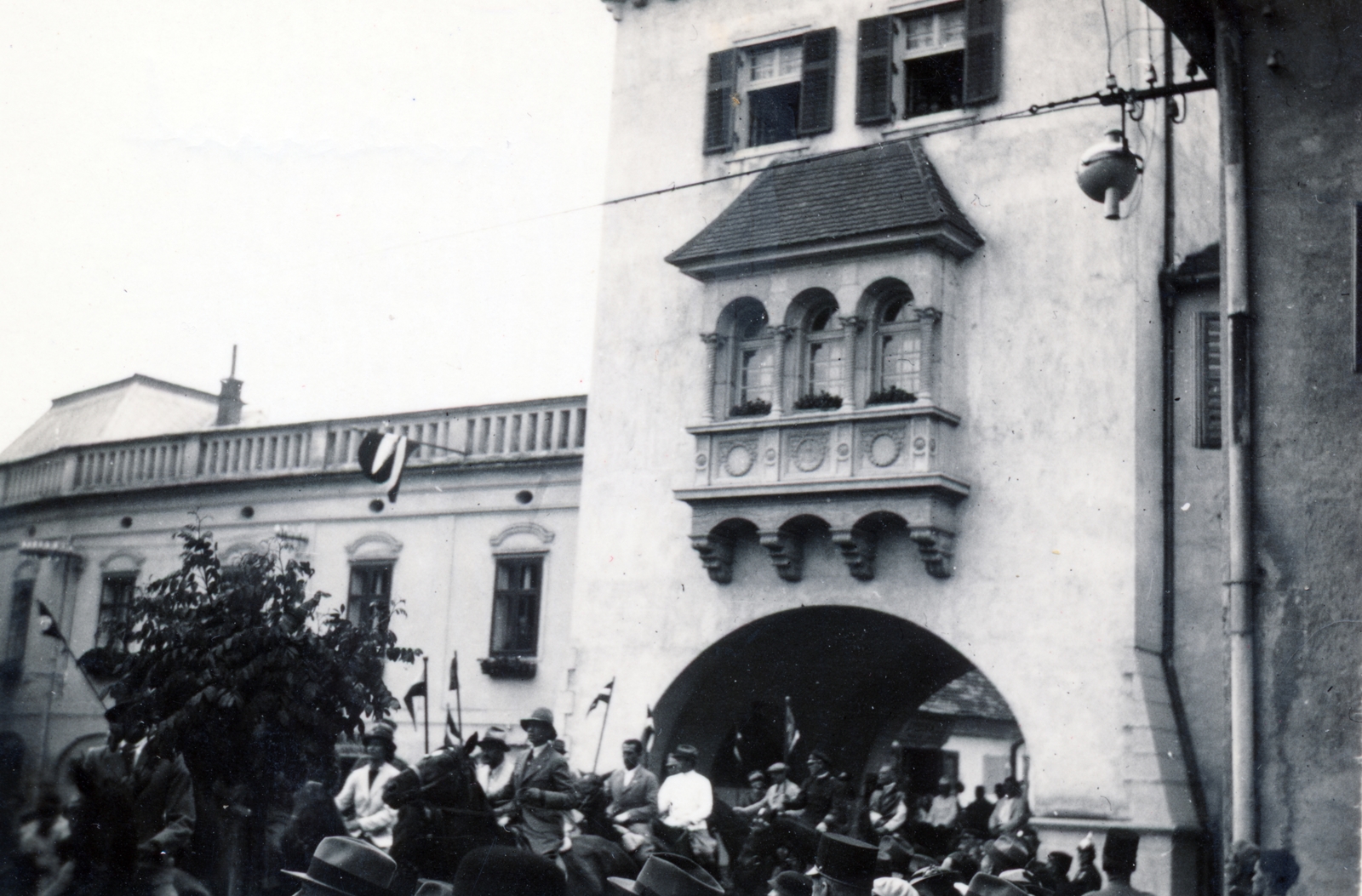 Magyarország, Kőszeg, Jurisics tér, Hősök kapuja. A felvétel a kőszegi várostrom négyszázadik évfordulója alkalmával rendezett ünnepség idején készült., 1932, Petősi Dénes, kaputorony, Fortepan #228921