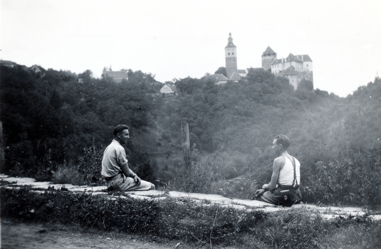 Austria, Stadtschlaining, háttérben a vár, a felvétel Ószalónak irányából készült., 1934, Petősi Dénes, back, sitting on a wall, Fortepan #228923