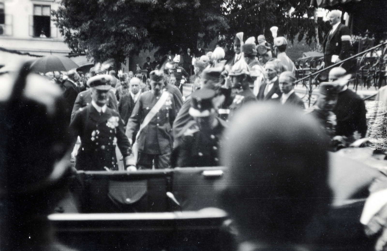 Magyarország, Kőszeg, Fő tér, a felvétel a Jézus Szíve-templom előtt, a kőszegi várostrom négyszázadik évfordulója alkalmával rendezett ünnepség idején készült. Szemben balra Horthy Miklós kormányzó., 1932, Petősi Dénes, kormányzó, Fortepan #228927