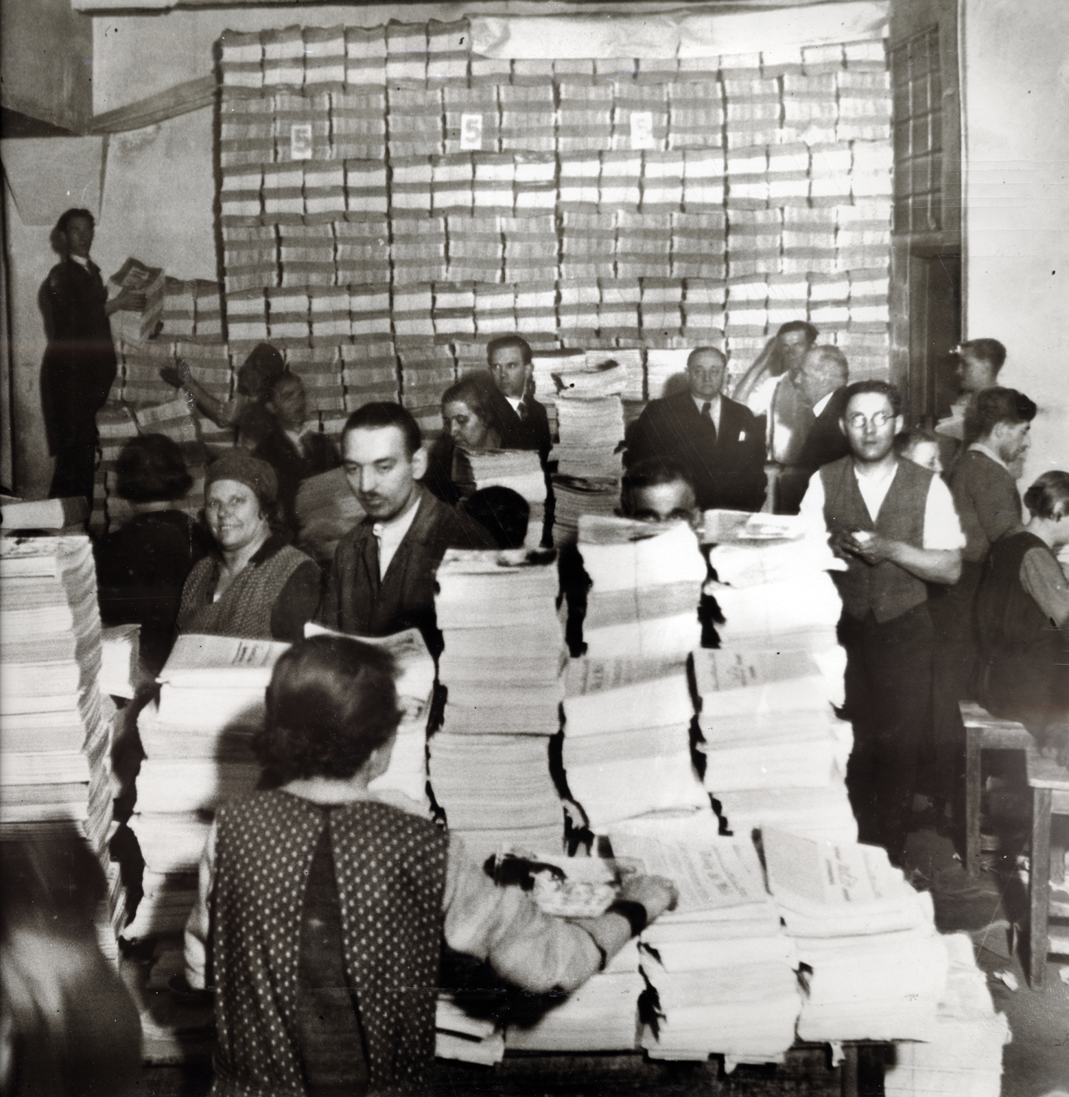 Hungary, Budapest VII., Osvát (Miksa) utca, Athenaeum Nyomda. A 25 éves Az Est című lap, 1935. április 14-i, jubileumi számának elszállításra történő előkészítése, kötegelése., 1935, Salusinszky Imre, Budapest, Fortepan #228978