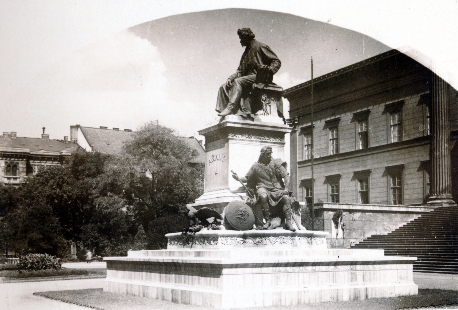 Magyarország, Budapest VIII., Múzeumkert, a Magyar Nemzeti Múzeum épülete előtt Arany János szobra (Stróbl Alajos, 1893.)., 1914, Flanek-Falvay-Kováts, Arany János-ábrázolás, nemzeti múzeum, Budapest, Fortepan #228989