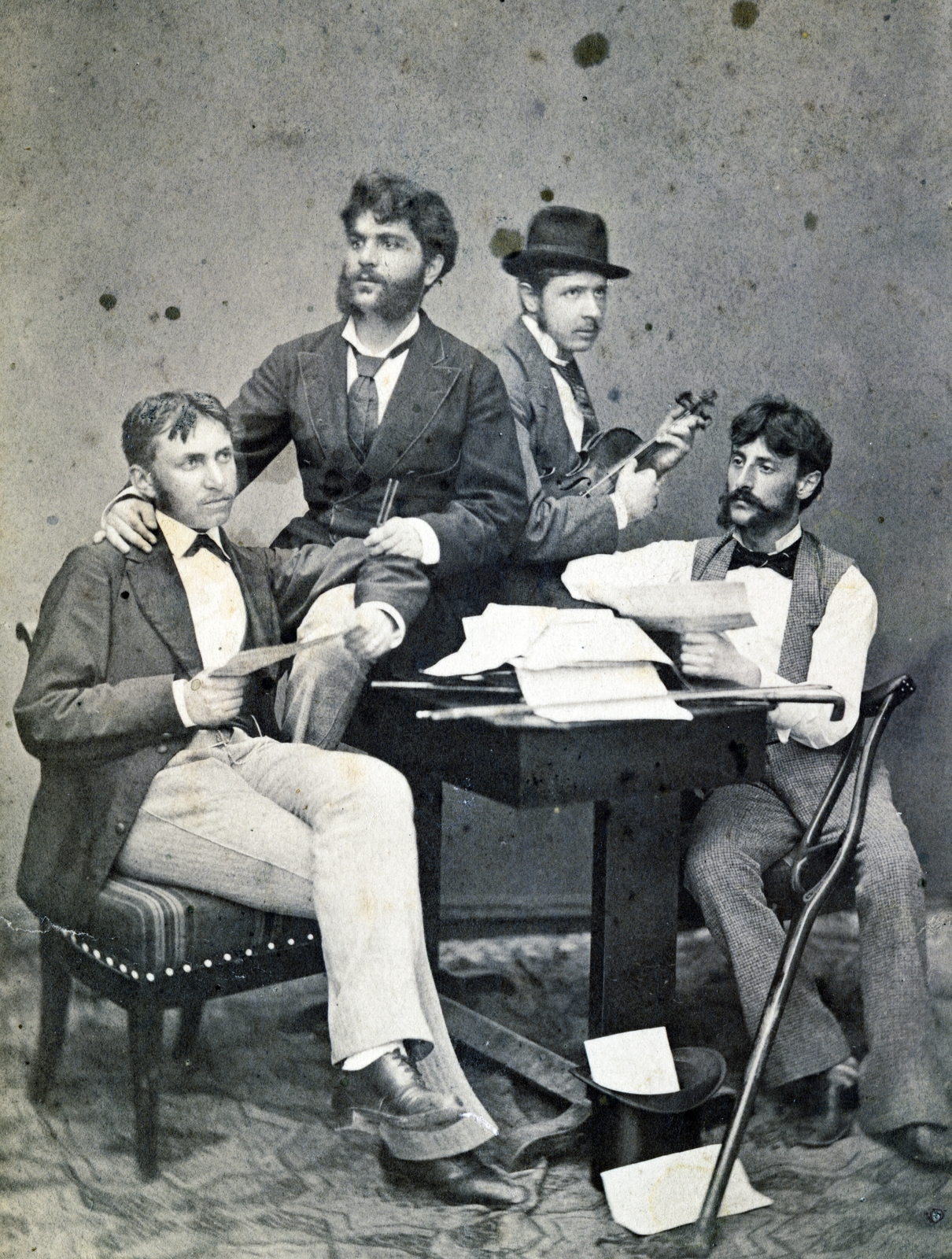Románia,Erdély, Szamosújvár, a felvétel 1877-ben készült., 1900, Ábrahám Katalin és László, Best of, diák, thonet, hangszer, mankó, sétabot, hegedű, barkó, hangvilla, nyakkendő, cilinder, Fortepan #229067