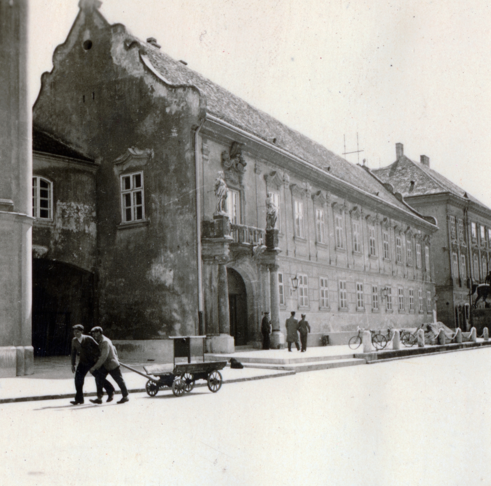 Hungary, Székesfehérvár, Városház (Károly király) tér, szemben a Városháza, jobbra a kép szélén aTízes huszárok szobra látszik., 1934, Ábrahám Katalin és László, Fortepan #229085