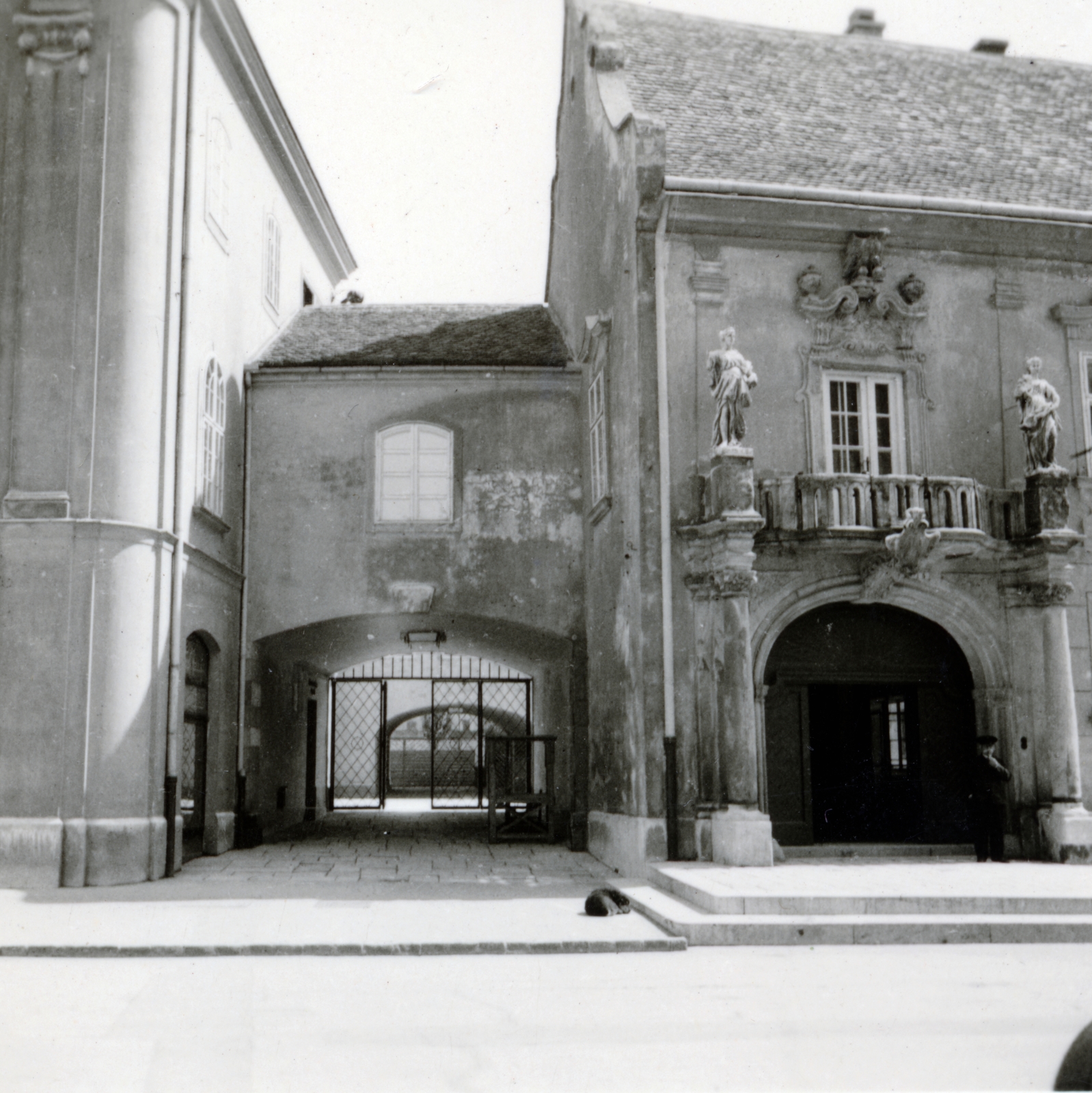 Hungary, Székesfehérvár, Városház (Károly király) tér, Városháza., 1939, Ábrahám Katalin és László, balcony, building statue, Fortepan #229086