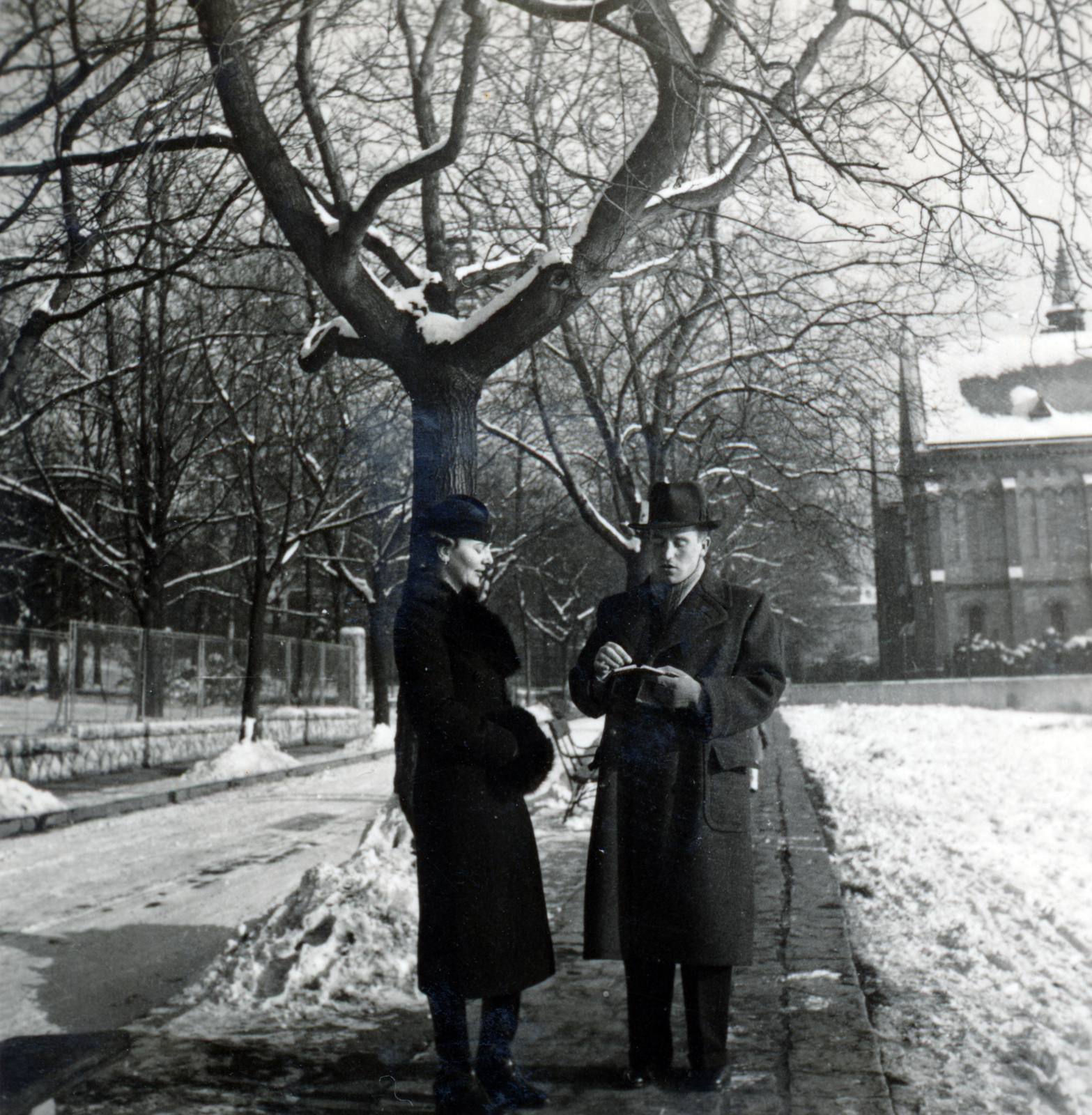 Hungary, Budapest XI., Ménesi út (Nagyboldogasszony útja), háttérben jobbra a 26. szám alatti Szent Gellértről nevezett lazarista kápolna és rendház., 1939, Ábrahám Katalin és László, Budapest, winter, man and woman, Fortepan #229087