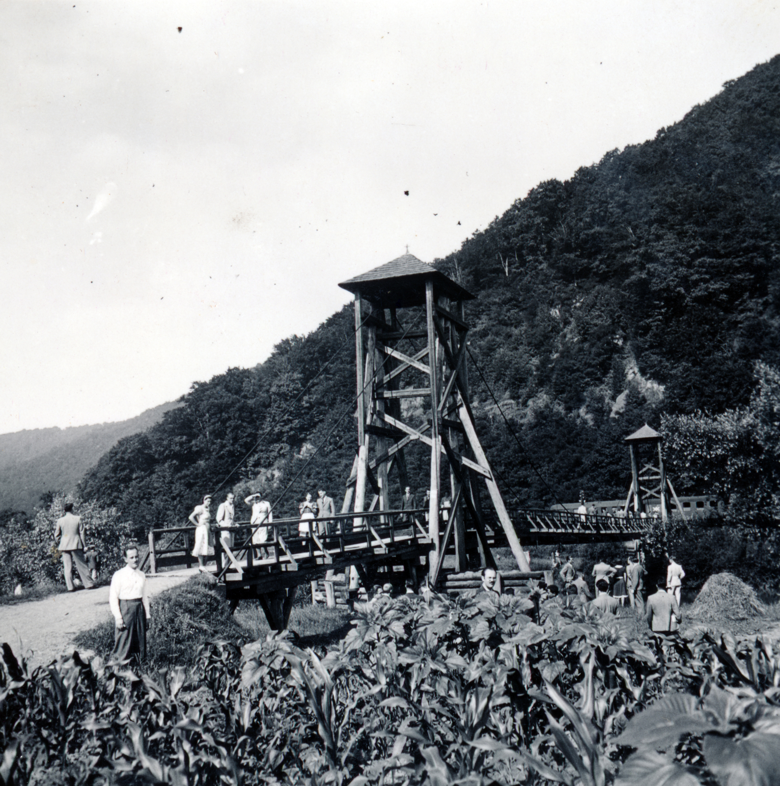 1939, Ábrahám Katalin és László, wooden bridge, Fortepan #229096