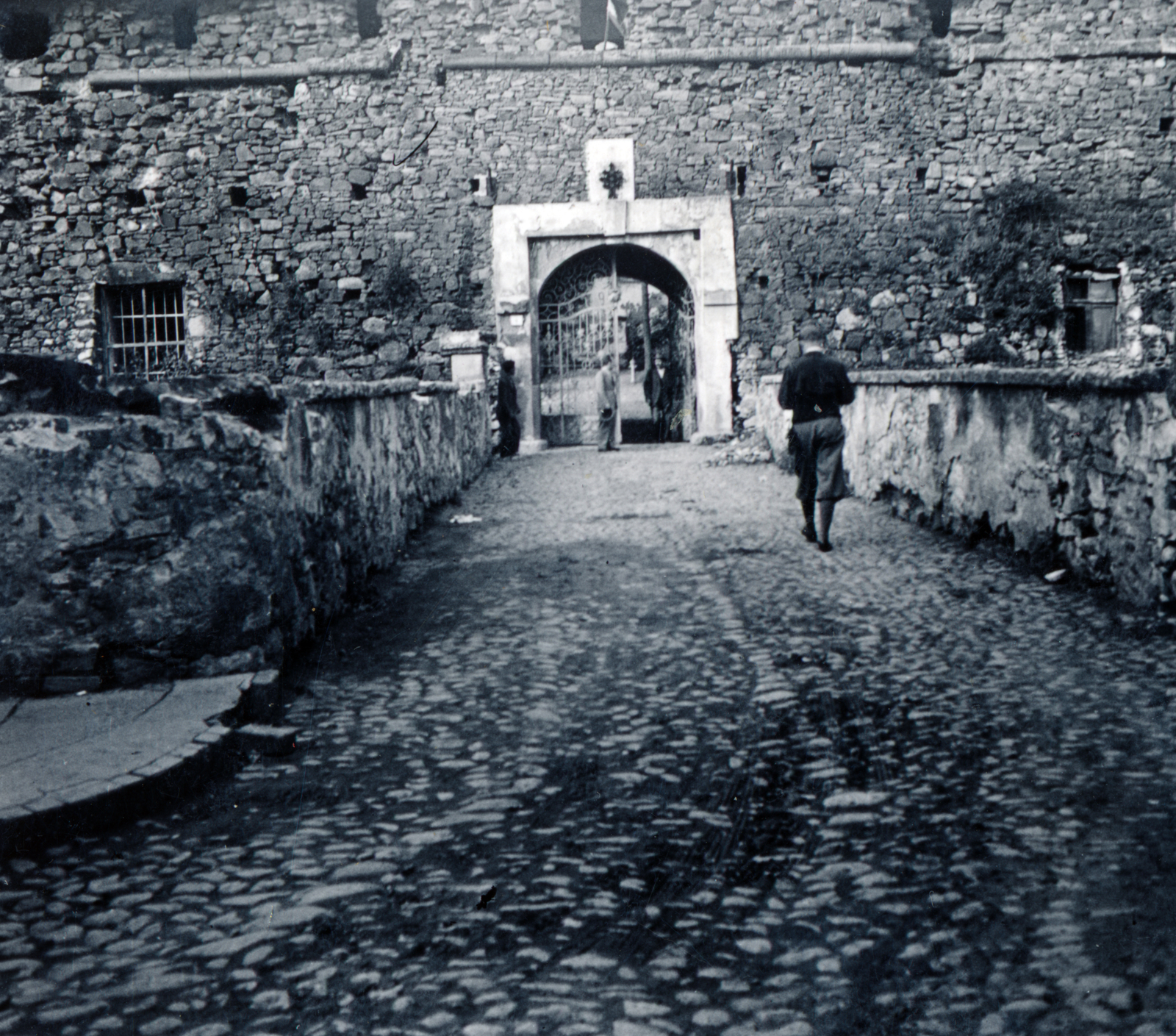 Ukraine,Zakarpattia Oblast, Uzhgorod, a vár kapuja., 1939, Ábrahám Katalin és László, castle gate, bridge, Fortepan #229098