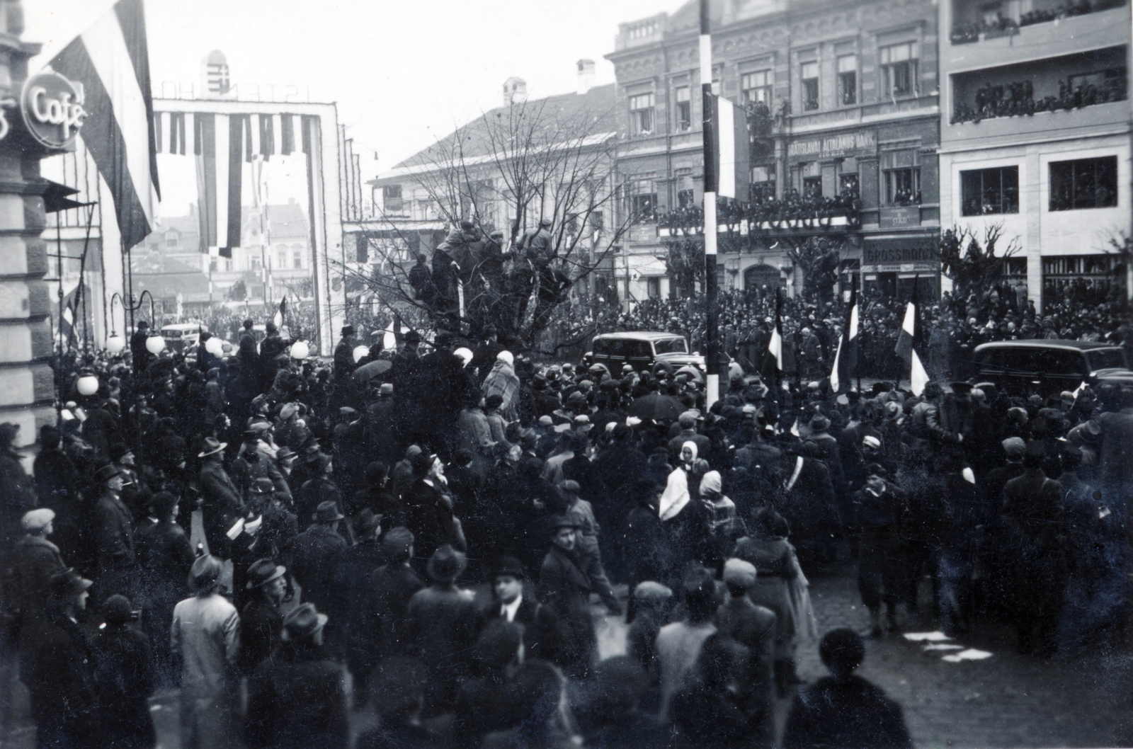 Szlovákia, Kassa, Fő utca (ulica Hlavná) 1938. november 11-én a magyar csapatok bevonulása idején., 1938, Ábrahám Katalin és László, tömeg, Fortepan #229104