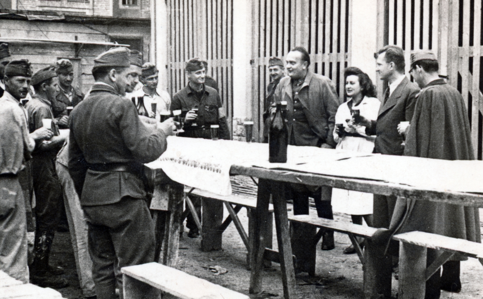 1944, Ábrahám Katalin és László, soldier, beer, Fortepan #229109