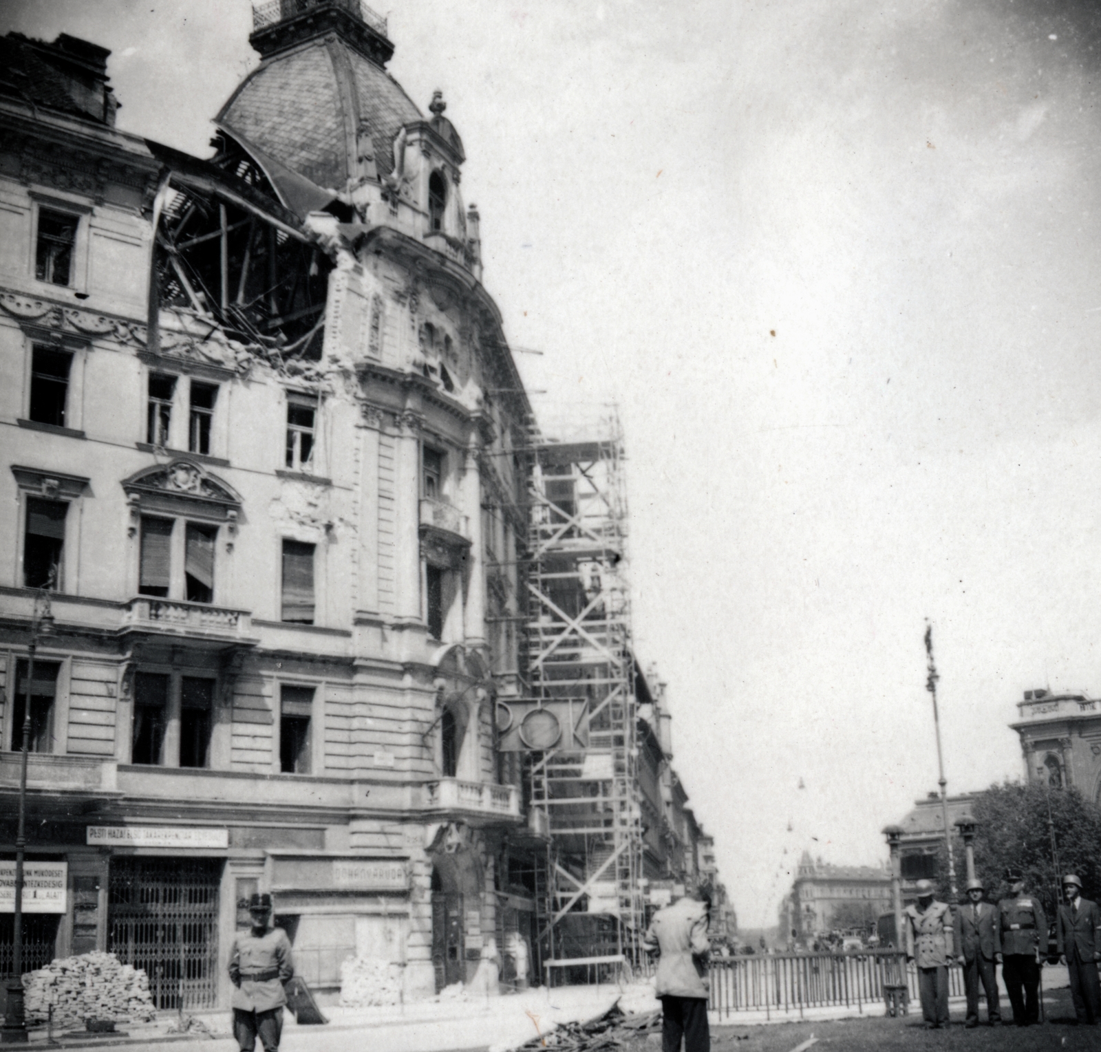 Magyarország, Budapest VII., Baross tér, szemben a 20-21. számú ház a Rottenbiller utcnál. Háttérben jobbra a Kelti pályaudvar részlete látható., 1944, Ábrahám Katalin és László, épületkár, állvány, Budapest, Fortepan #229110