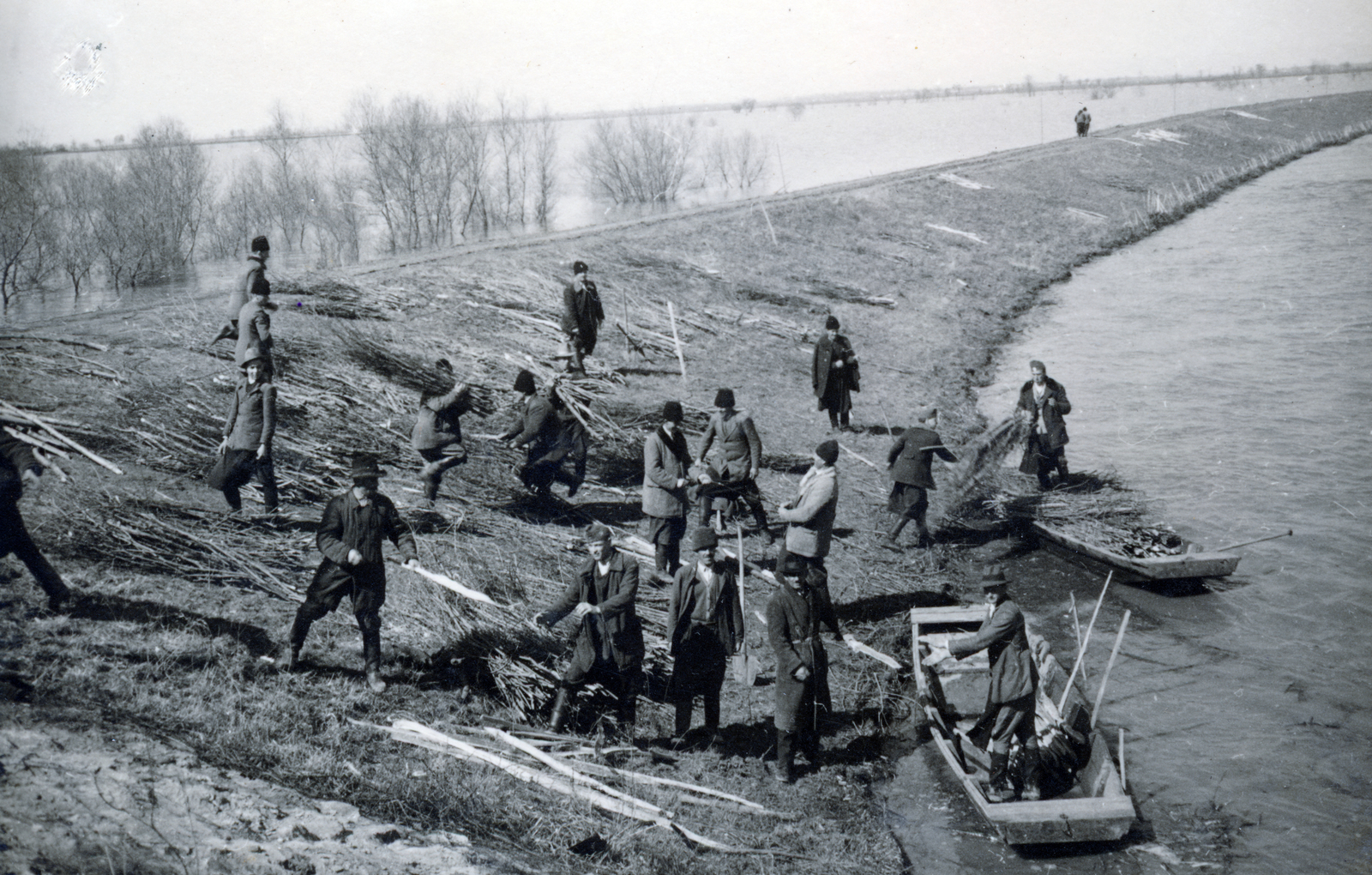 1940, Ábrahám Katalin és László, dam, flood control, boat, Fortepan #229117