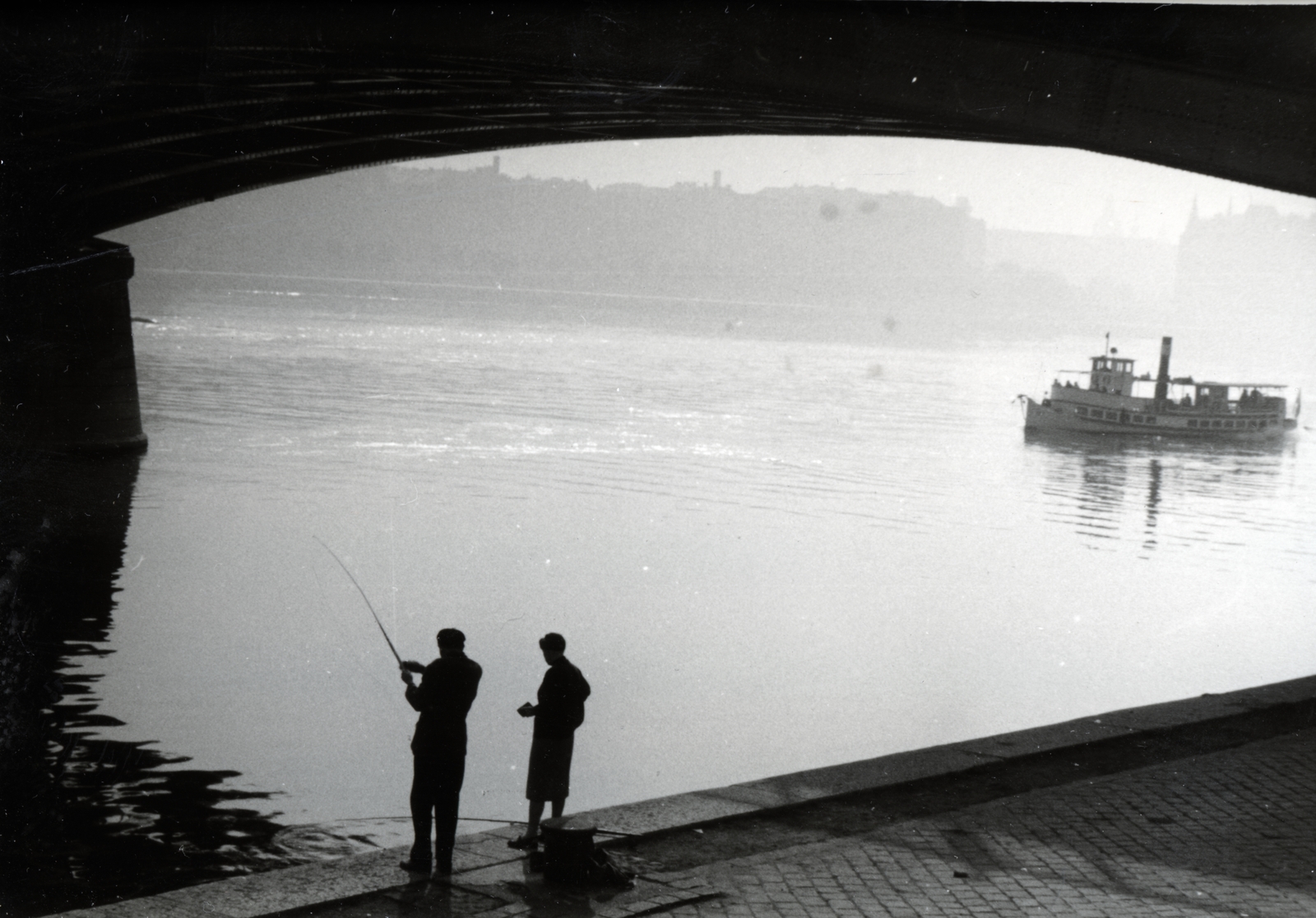 Hungary, Budapest II., budai alsó rakpart a Margit híd alatt, jobbra a háttérben a Parlament sziluettje látszik a ködben., 1956, Flanek-Falvay-Kováts, fishing, wharf, screw steamer, Budapest, Fortepan #229155