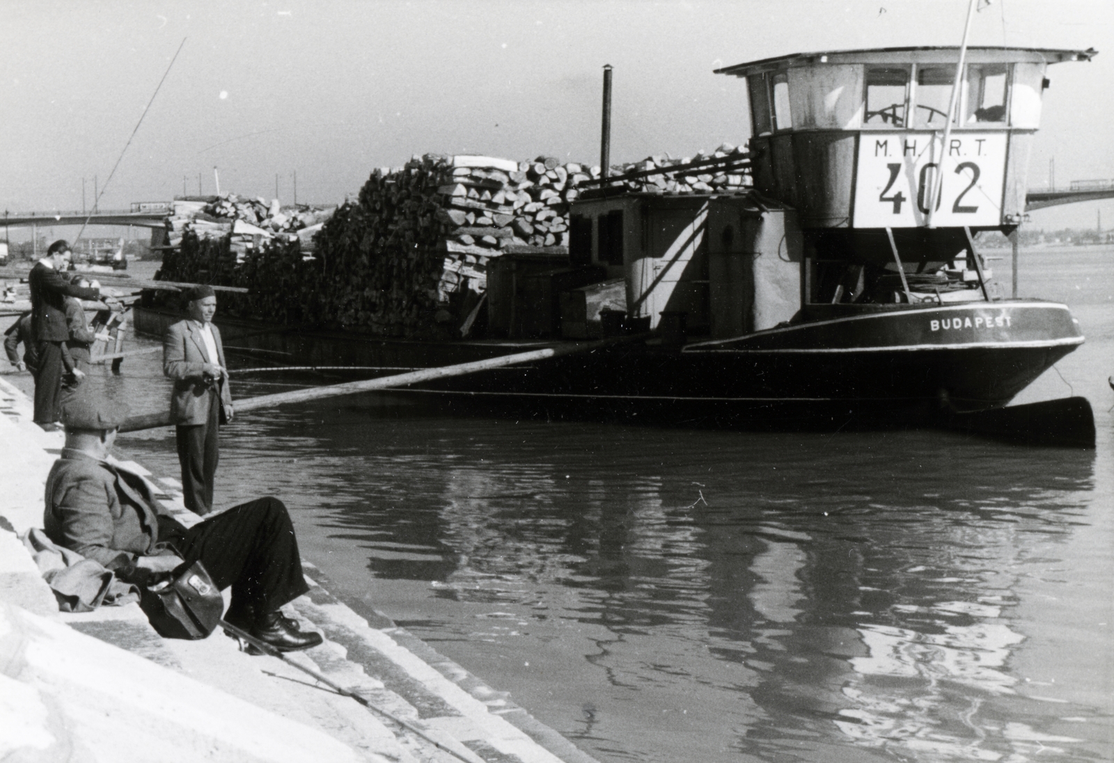 Hungary, Budapest II., budai alsó rakpart a Bem József téri hajóállomásnál, háttérben a Margit híd., 1956, Flanek-Falvay-Kováts, relaxation, wharf, Budapest ship, Budapest, Fortepan #229156