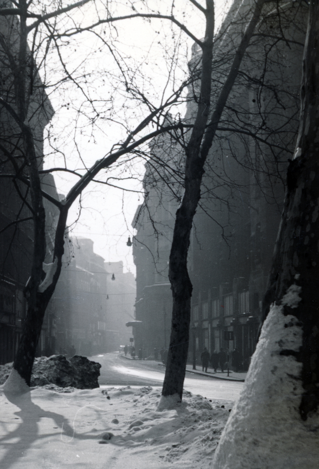 Hungary, Budapest V., Vörösmarty tér, szemben a Váci utca., 1956, Flanek-Falvay-Kováts, street view, snow, wood, Budapest, Fortepan #229163