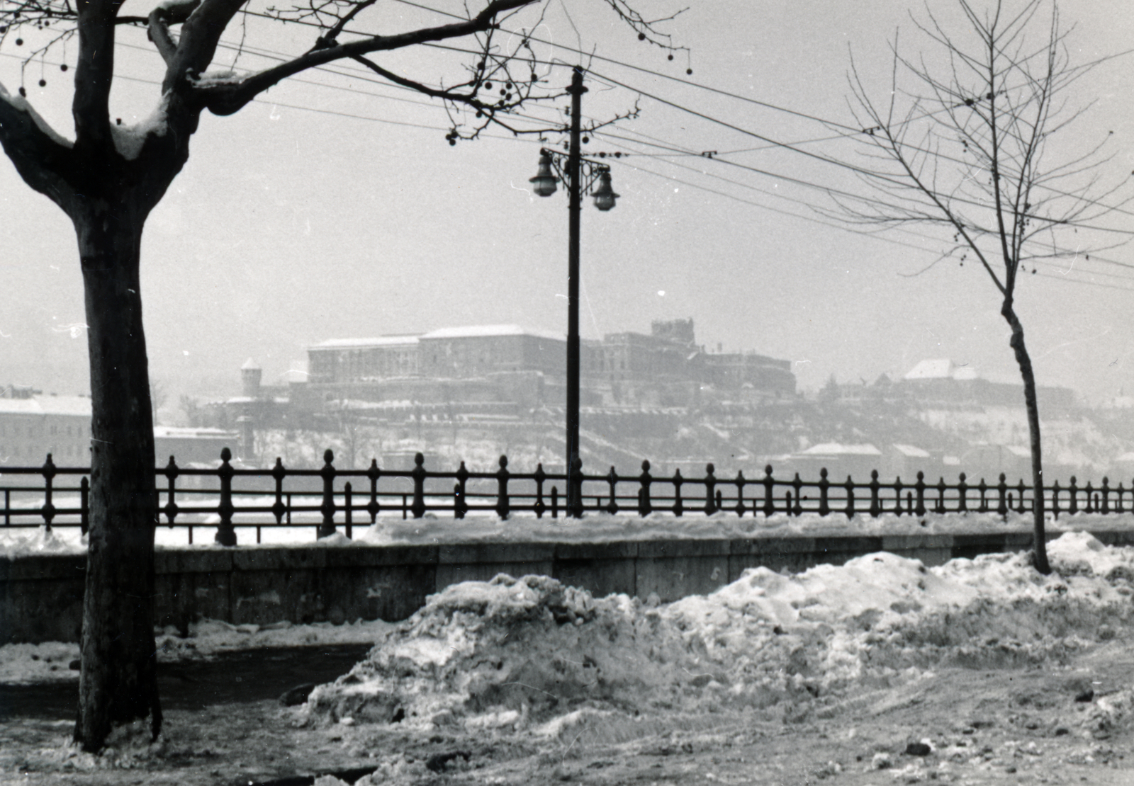 Hungary, Budapest V., kilátás a Dunakorzóról a romos Királyi Palota (később Budavári Palota) felé., 1956, Flanek-Falvay-Kováts, picture, railing, palace, snow piles, Budapest, Fortepan #229164