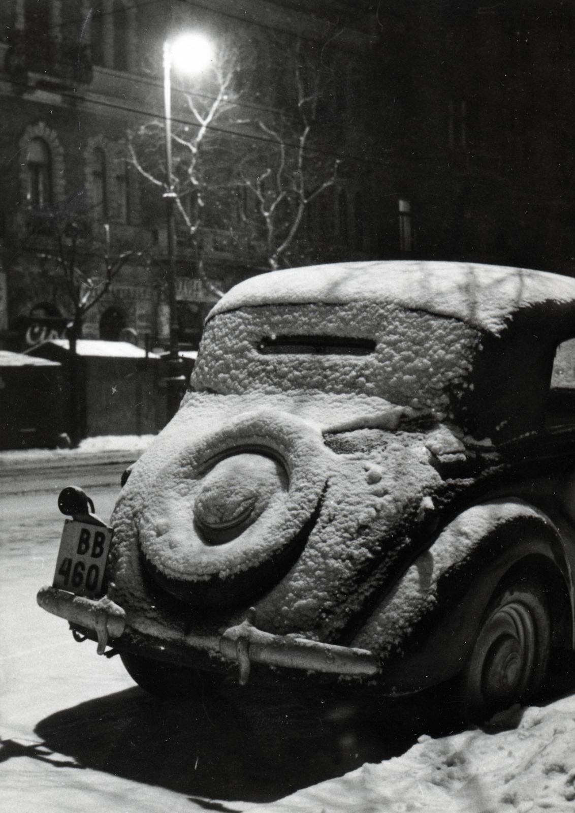 Hungary, Budapest VI., a felvétel a Teréz (Lenin) körúton készült, a túloldalon a Teréz körút 35. és 33. (Lenin körút 89. és 87.) számú ház., 1956, Flanek-Falvay-Kováts, Budapest, number plate, automobile, snow, night, Fortepan #229165