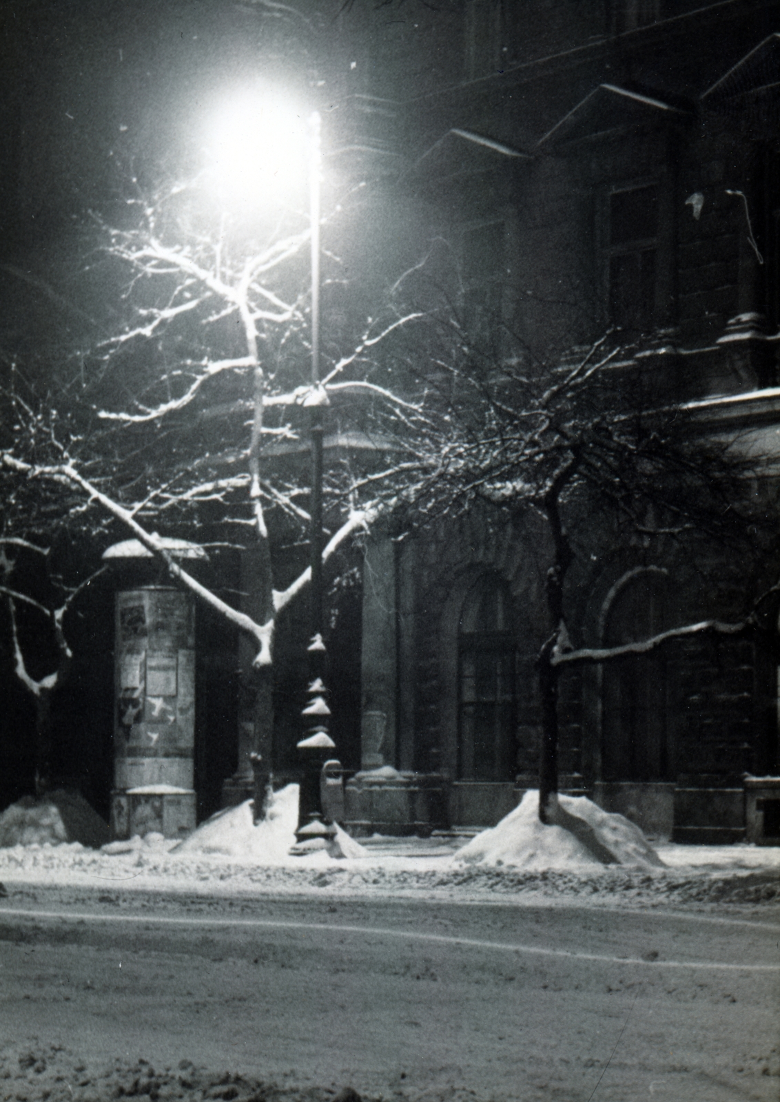 Hungary, Budapest VI., Andrássy (Sztálin) út, szemben a 20. számú ház a Dalszínház utca sarkán., 1956, Flanek-Falvay-Kováts, Budapest, street lamp, snow, ad pillar, night, Fortepan #229166