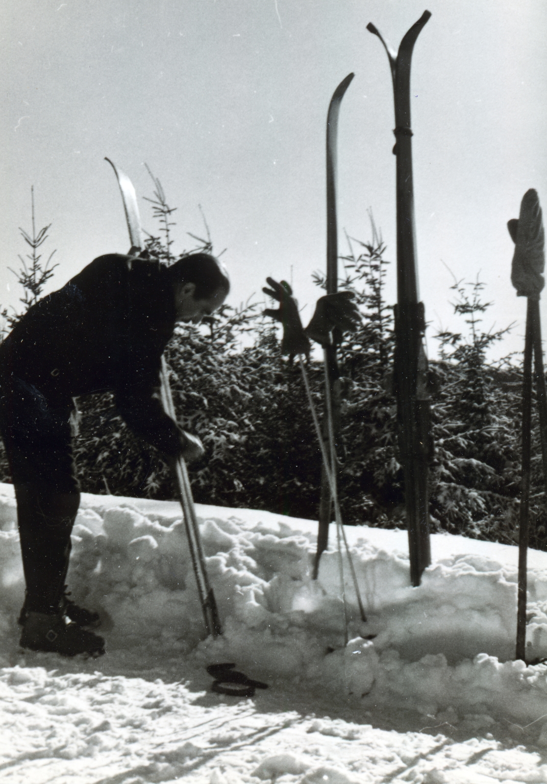 Hungary, Kékestető, a felvétel a Dózsa Síház közelében készült., 1956, Flanek-Falvay-Kováts, gloves, skis, Fortepan #229170