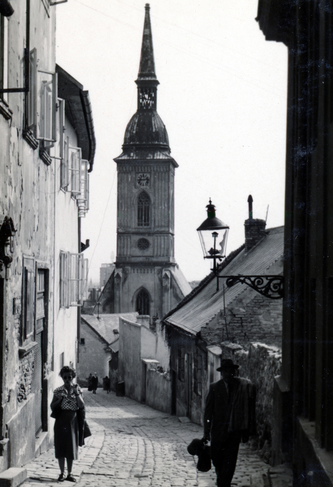 Slovakia, Bratislava, Várlépcső (Zámocké schody), szemben a Szent Márton koronázó templom., 1956, Flanek-Falvay-Kováts, steeple, Fortepan #229194