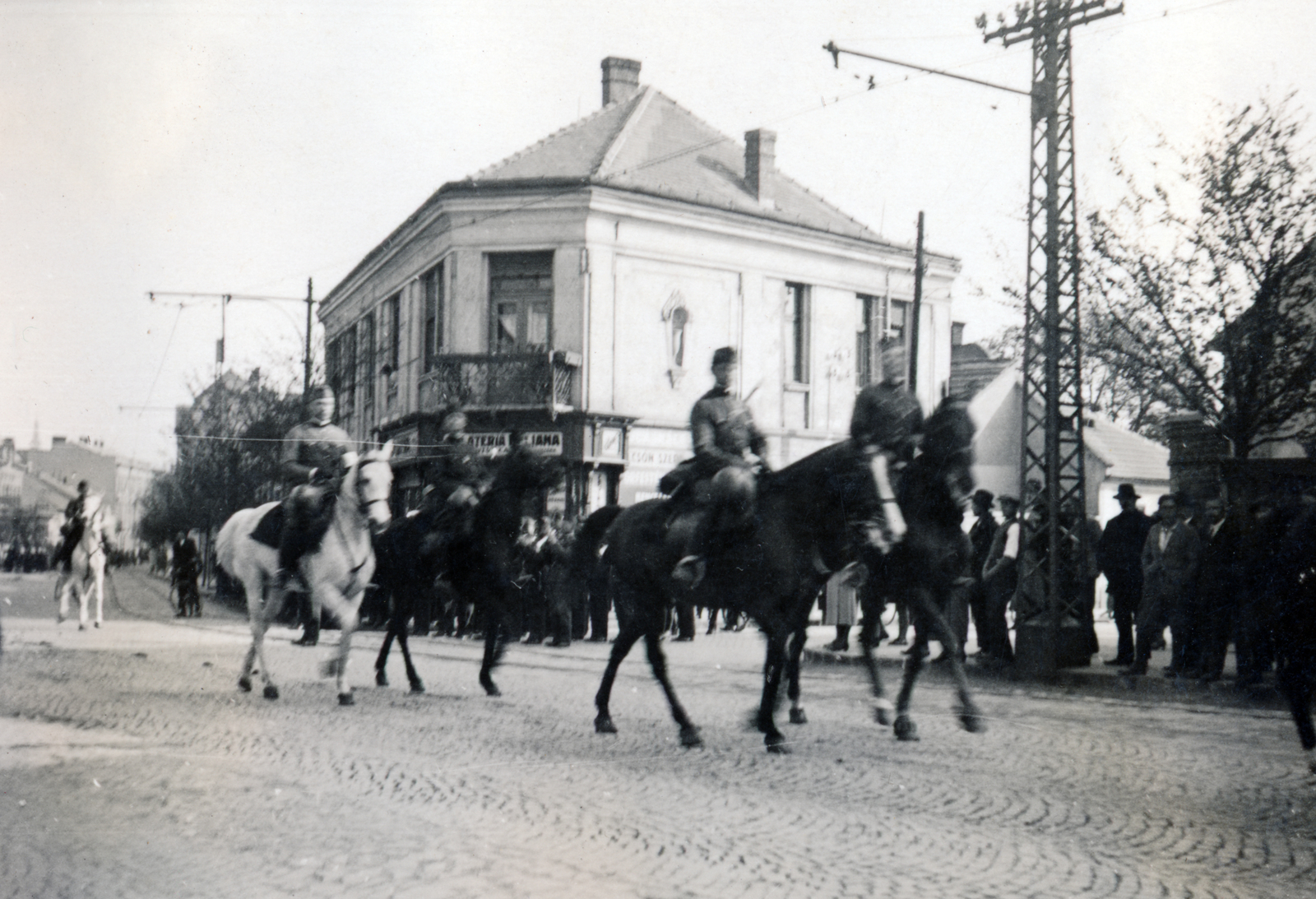 Magyarország, Miskolc, katonák felvonulása a Szemere Bertalan utca felől a Görgey Artúr utca irányába, jobbra a mára megszűnt Zöldfa utca., 1929, Papp Éva, Fortepan #229282