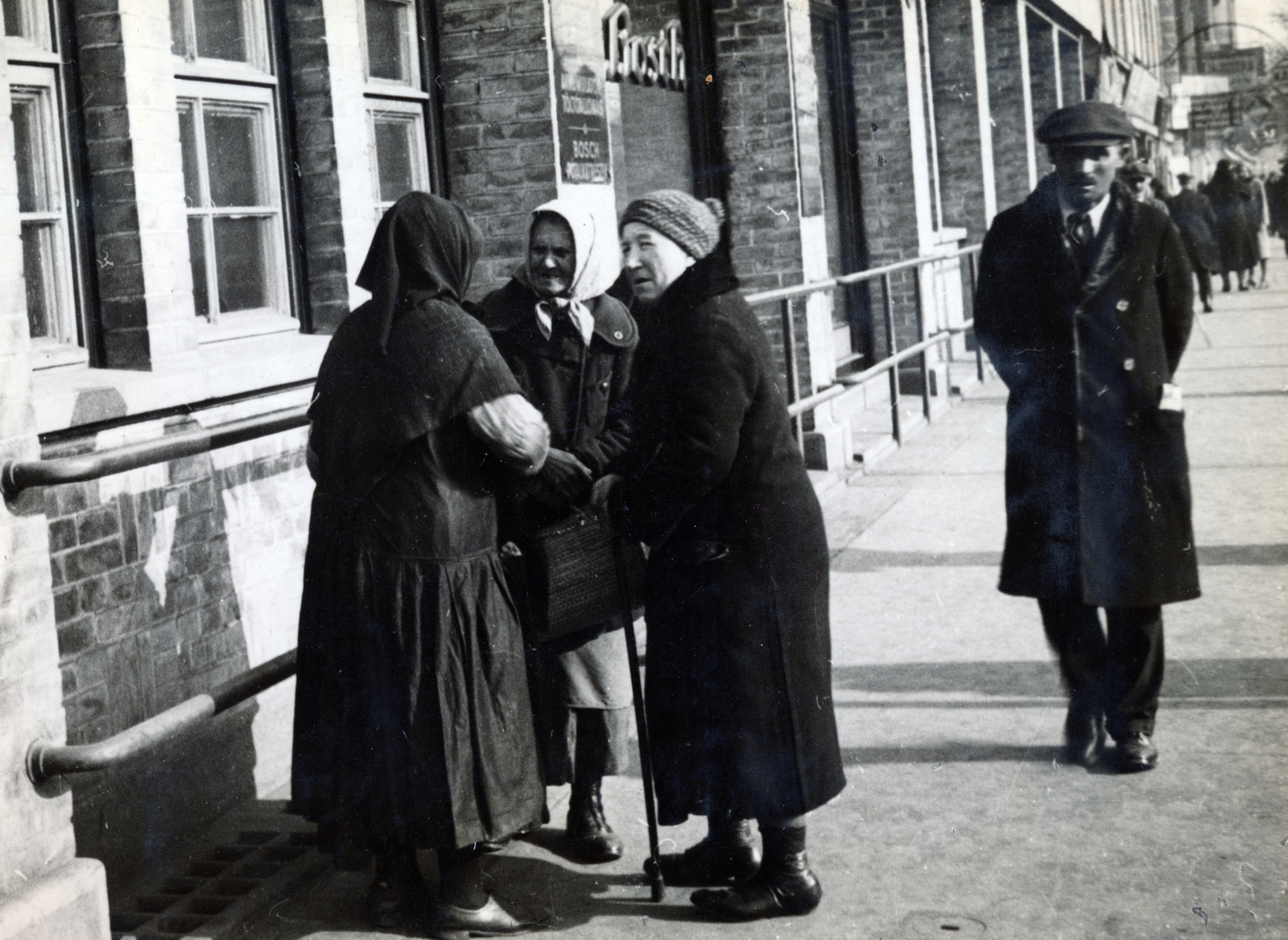 Magyarország, Budapest XIII., Váci út, a felvétel a 22–24. számú épület, a Bosch Szolgálat előtt készült., 1934, Hirsch Hugó, Budapest, Fortepan #229316