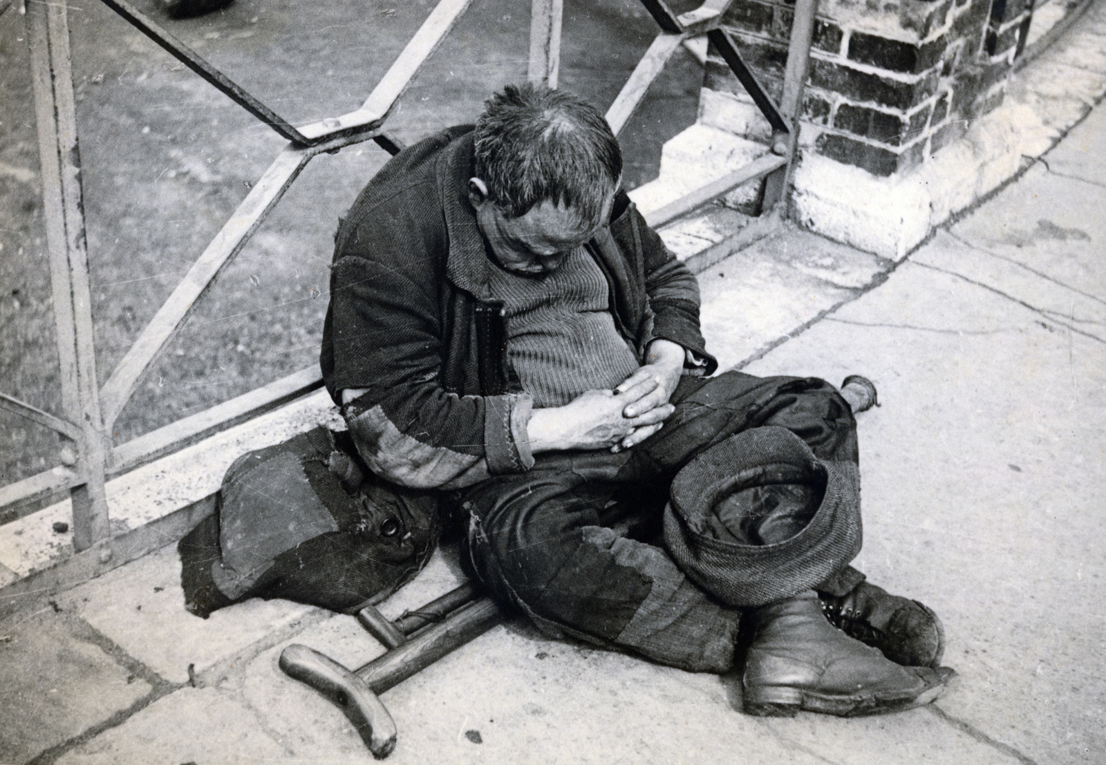 Hungary, Budapest VI., a felvétel a Ferdinánd hídon készült., 1935, Hirsch Hugó, sitting on the ground, stock, hat, sleeping, intertwined fingers, beggar, Budapest, Fortepan #229317