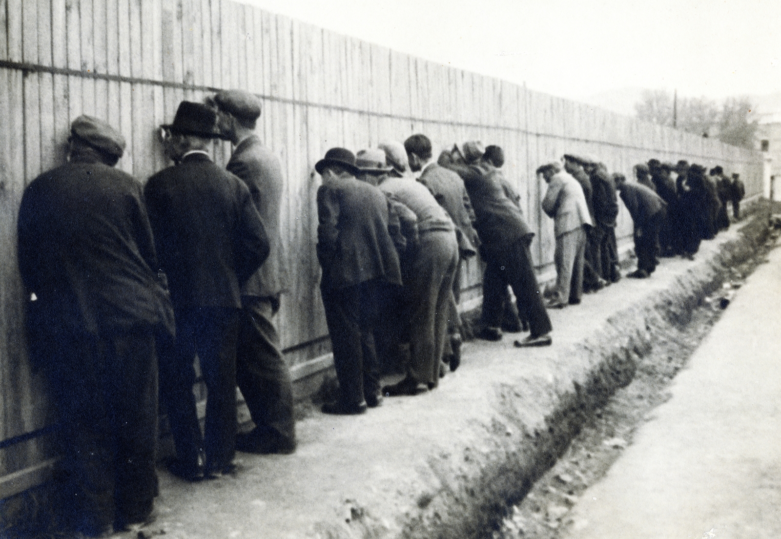 1934, Hirsch Hugó, men, peeking, clever, fence, Fortepan #229325