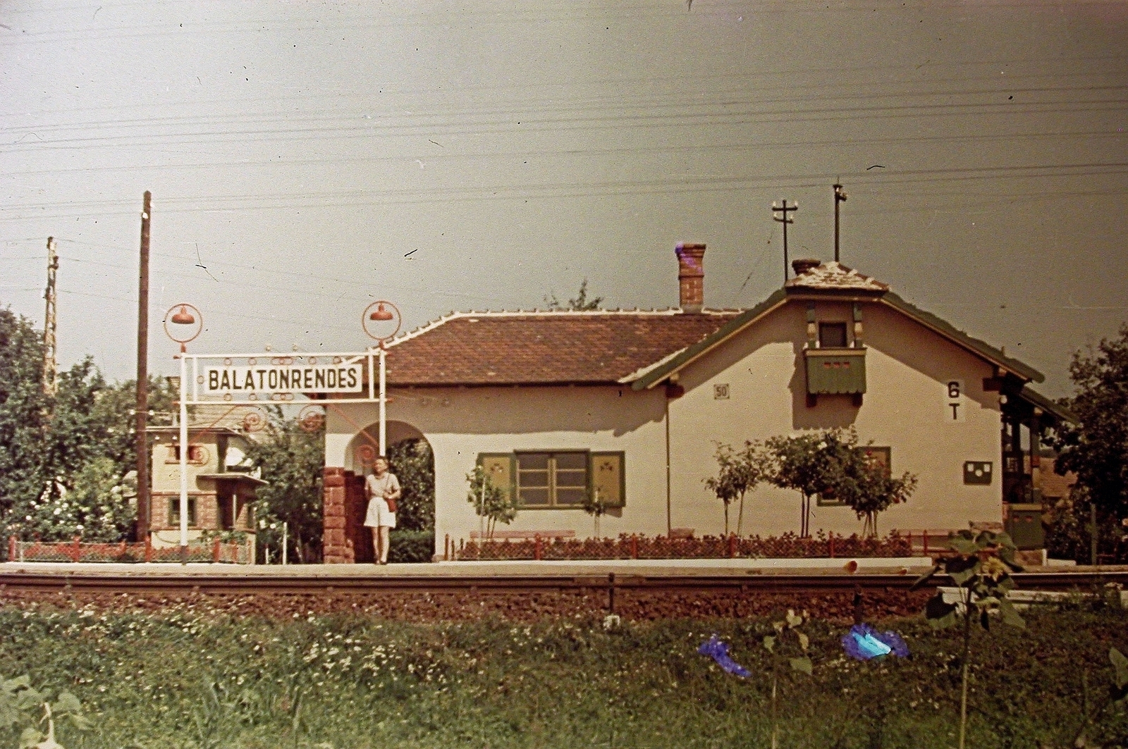 Hungary, Balatonrendes, vasútállomás., 1942, Fortepan, railway, colorful, aerial wire, train station, place-name signs, Fortepan #22933