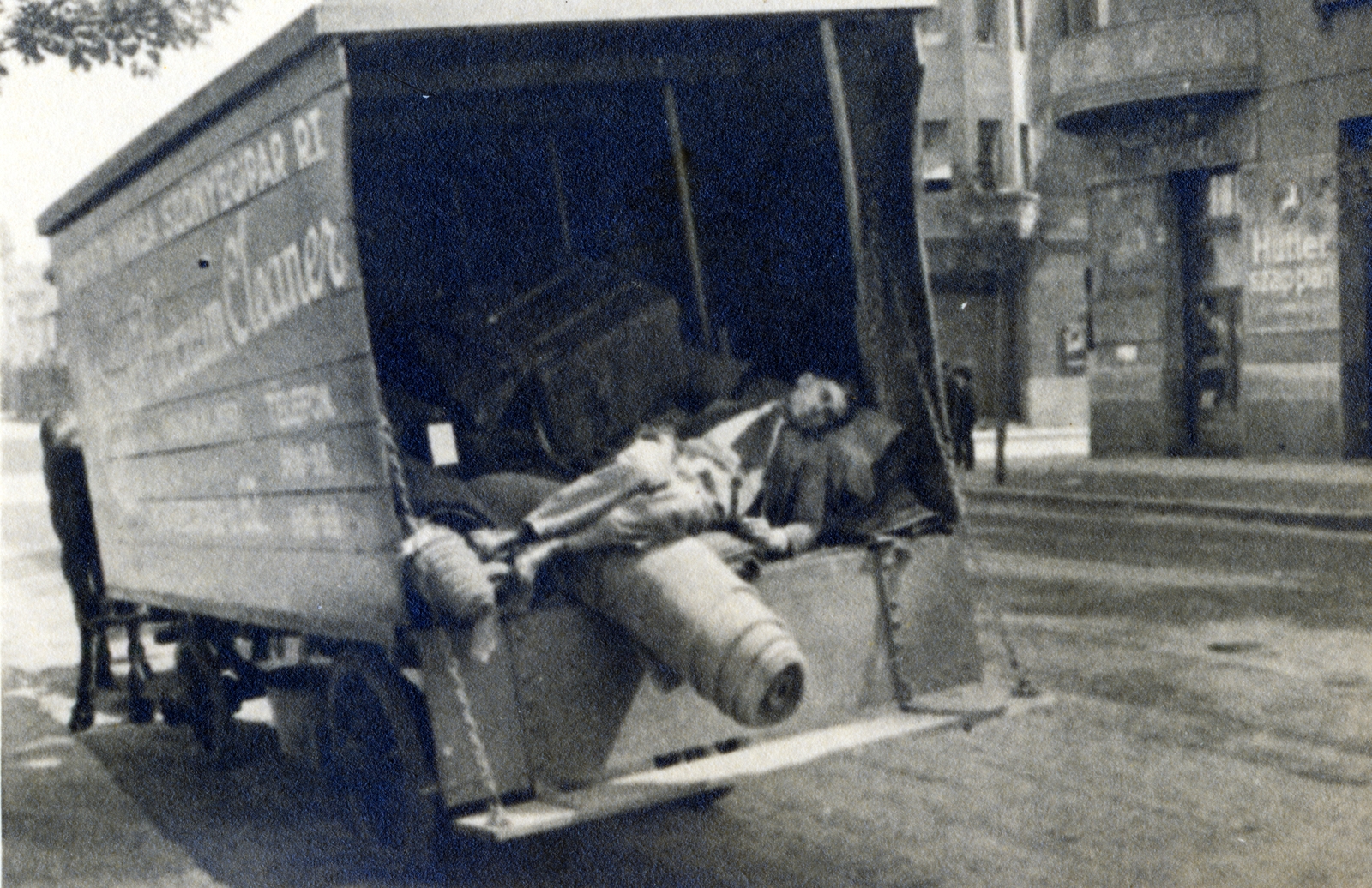 Magyarország, Budapest XIII., Gogol (Zápolya) utca, a Horváth Miksa Szőnyegipar Rt., Magyar Vacuum Cleaner cég egyik lovaskocsija a cég Visegrádi utca 62. szám alatti központi irodájánál áll, jobbra a Visegrádi utca 60. számú sarokház látható., 1934, Hirsch Hugó, Budapest, lovaskocsi, Hutter-márka, teherautó, alvás, Fortepan #229331