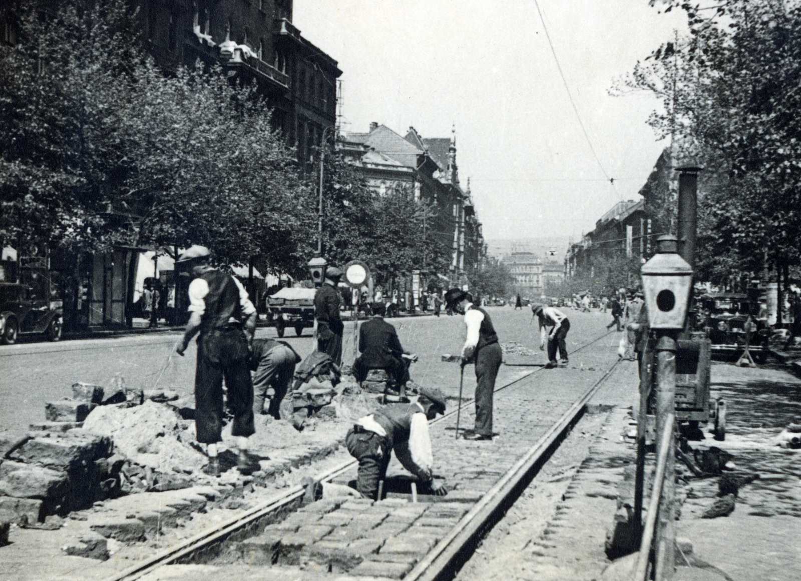 Magyarország, Budapest VI., Teréz körút, útjavítás a Szófia utca és az Oktogon között, távolban a Nyugati tér melleti épület látható., 1935, Hirsch Hugó, Budapest, kockakő, útjavítás, utcakép, Fortepan #229341
