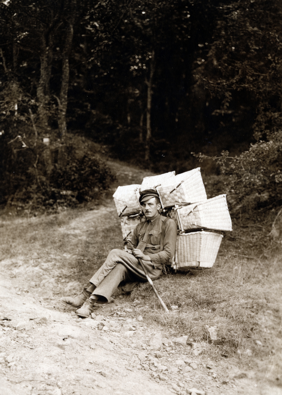1928, Hirsch Hugó, Best of, basket, seller, itinerant craftsman, sitting on the back of a man, Fortepan #229344