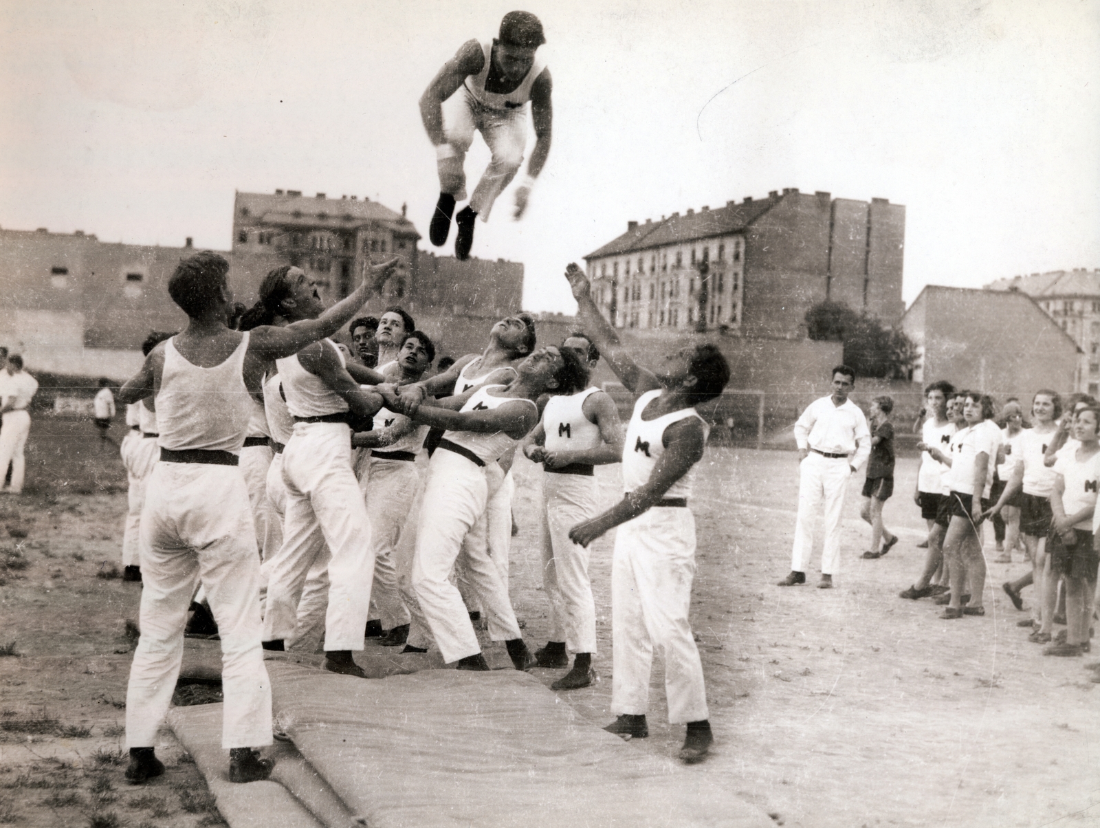 Hungary, Budapest XI., Kőrösy József (Mező) utca, BEAC sportpálya. Háttérben a Karinthy Frigyes (Verpeléti) út - Bercsényi utca sarokházai láthatók., 1928, Hirsch Hugó, Best of, pitch, feat, Budapest, jump, Fortepan #229356