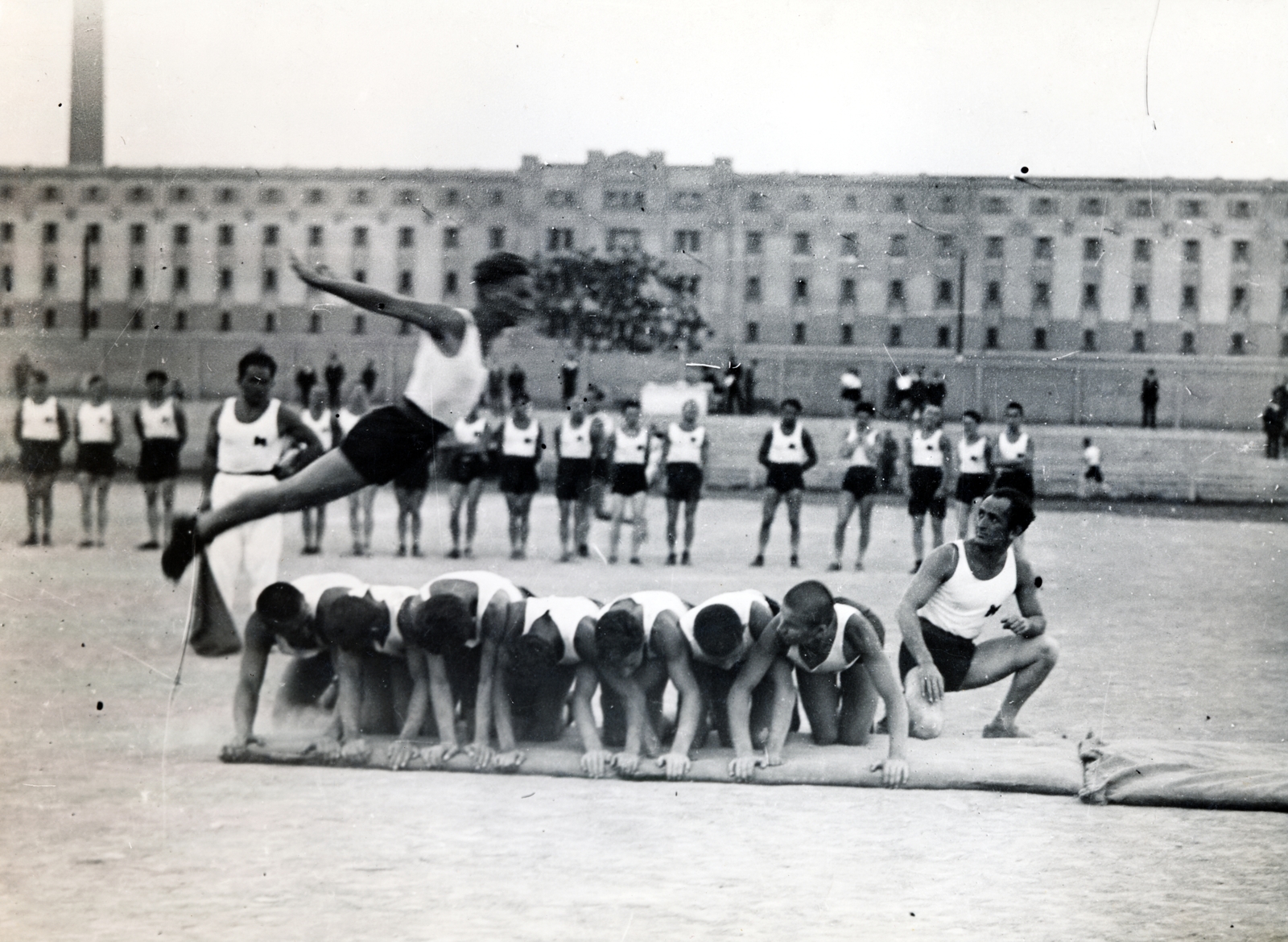 Hungary, Budapest XI., Kőrösy József (Mező) utca, BEAC sportpálya, háttérben a Lágymányosi dohánygyár épülete., 1928, Hirsch Hugó, pitch, tobacco factory, feat, Budapest, Fortepan #229358
