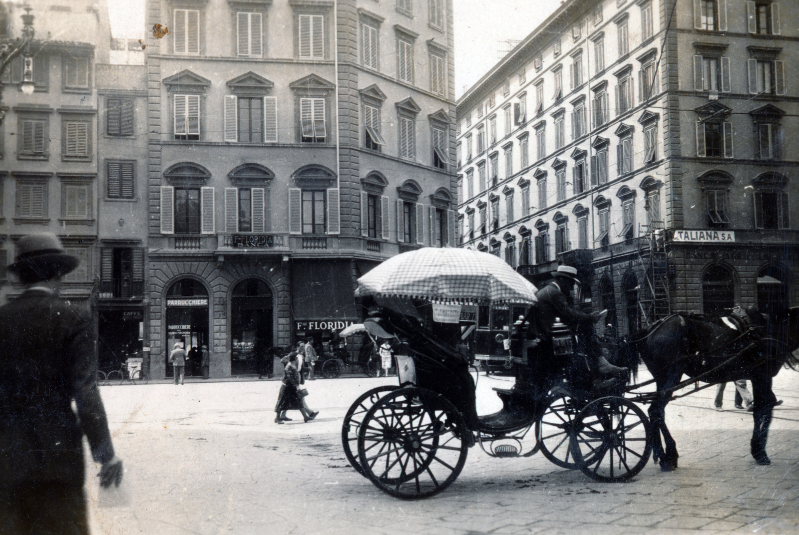 Italy, Florence, Piazza di San Giovanni, szemben a Via Roma torkolata., 1933, Végh-Györfi Melinda, sunshades, venetian blind, coach, Fortepan #229368