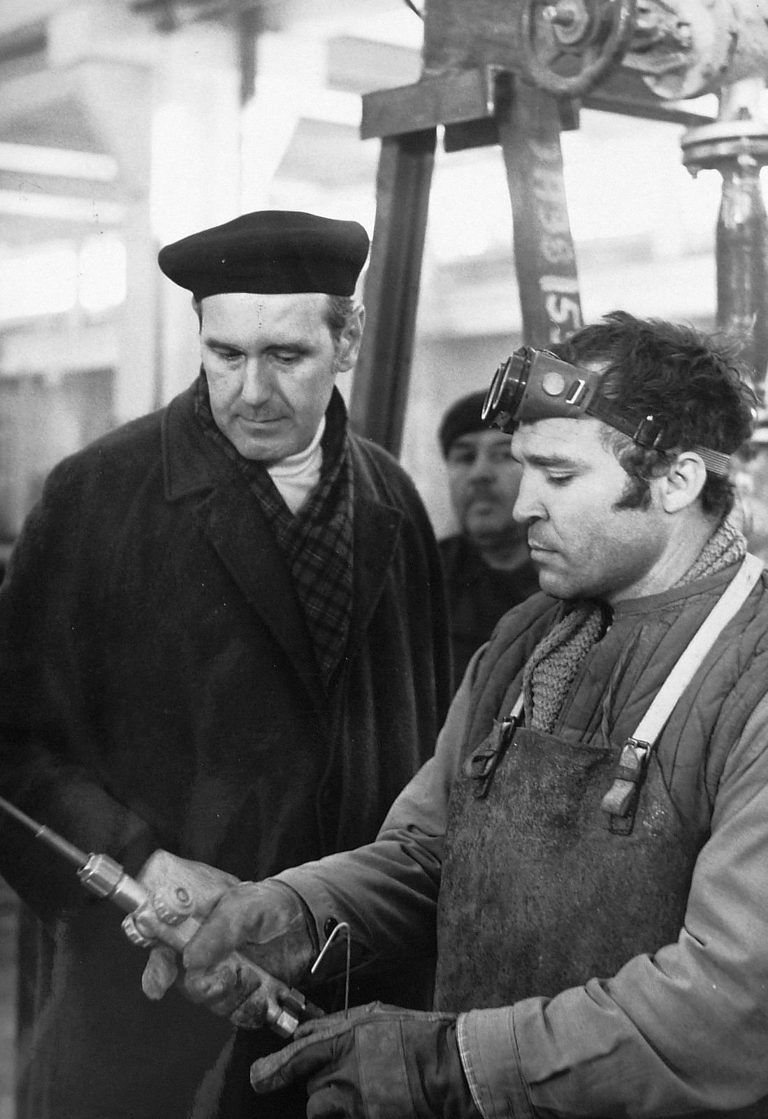 Hungary, Algyő, jobbra Madaras József színművész a Harmadik nekifutás című film forgatásán., 1973, Berta József, celebrity, welding, welding goggles, Fortepan #22937