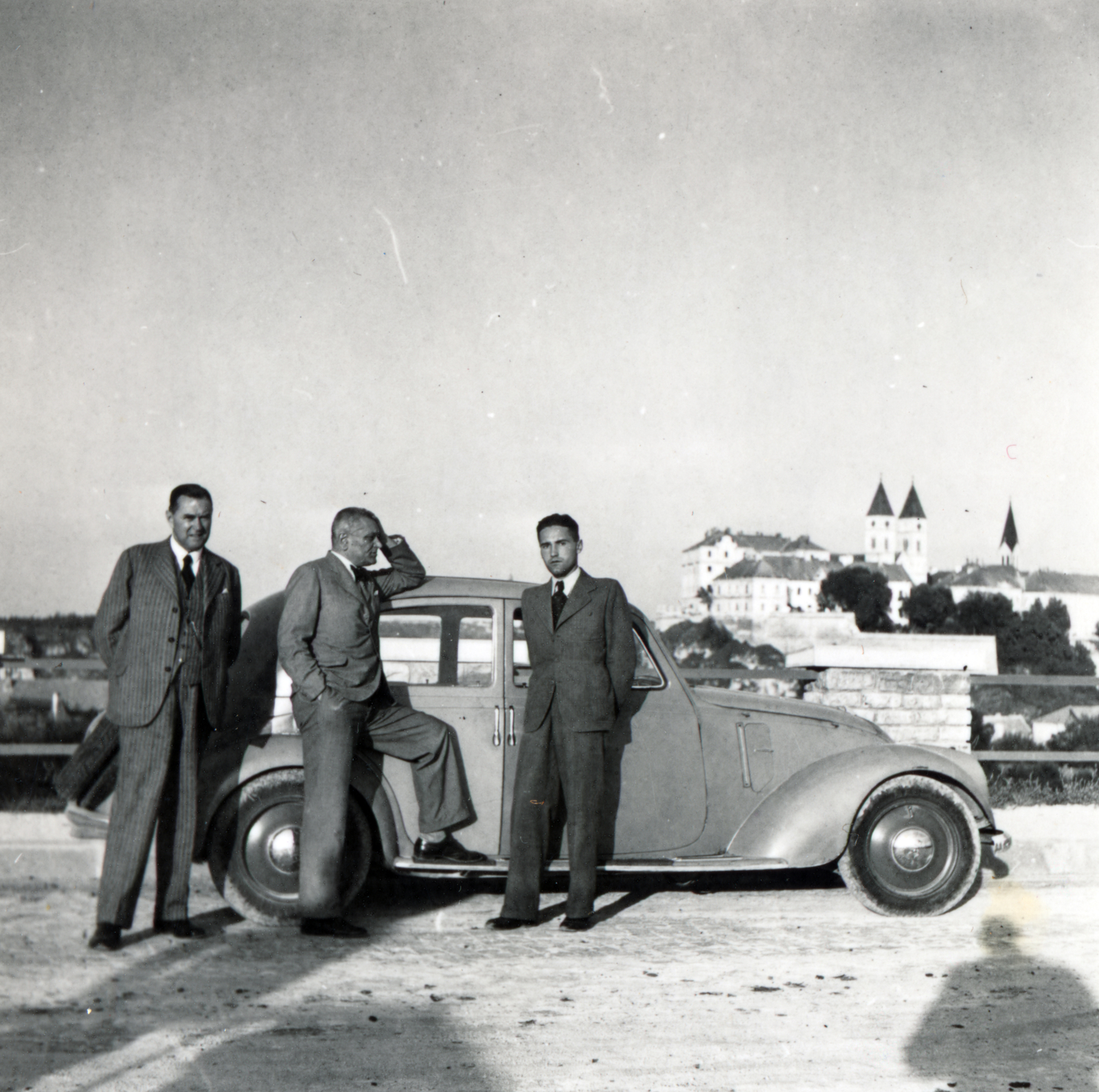 Hungary, Veszprém, a felvétel a Szent István völgyhíd város felőli kis hídján készült, háttérben a Vár., 1941, Jóna Dávid, Fortepan #229377