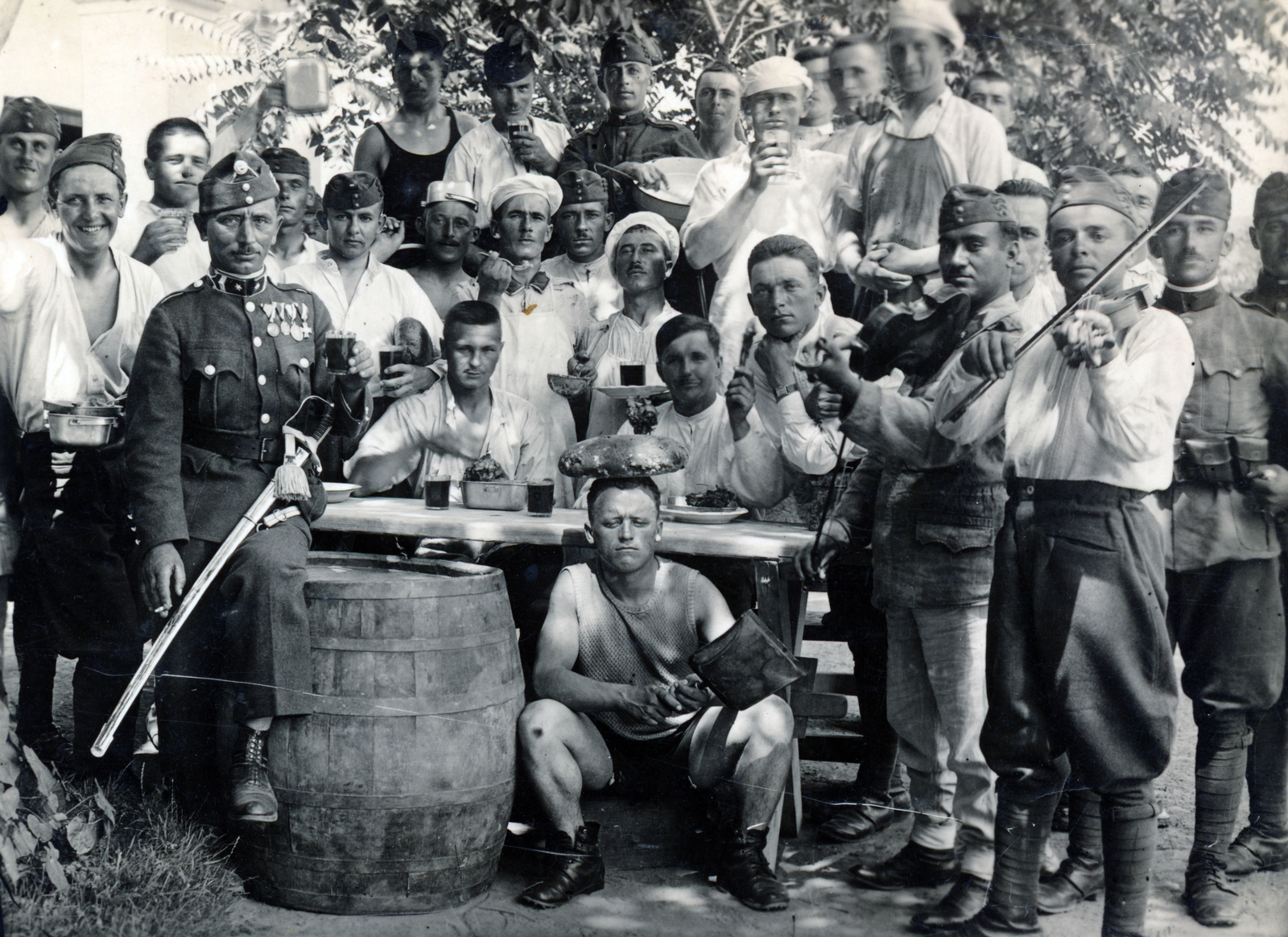 1940, Jóna Dávid, tableau, medal, Gypsy music, sword, barrel, Fortepan #229386