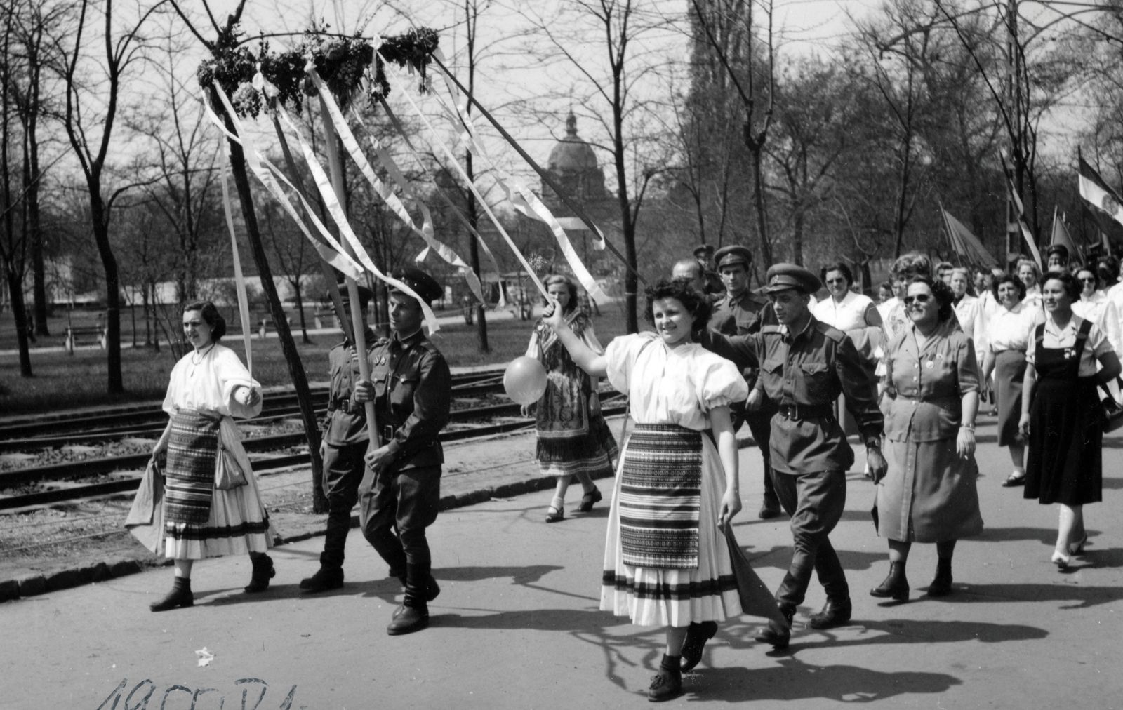 Hungary, Budapest XIV., Hermina (Május 1.) út, május 1-i felvonulás résztvevői. A park fái között a Széchenyi fürdő kupolája látható., 1955, Virág Judit, folk costume, march, Budapest, Fortepan #229401