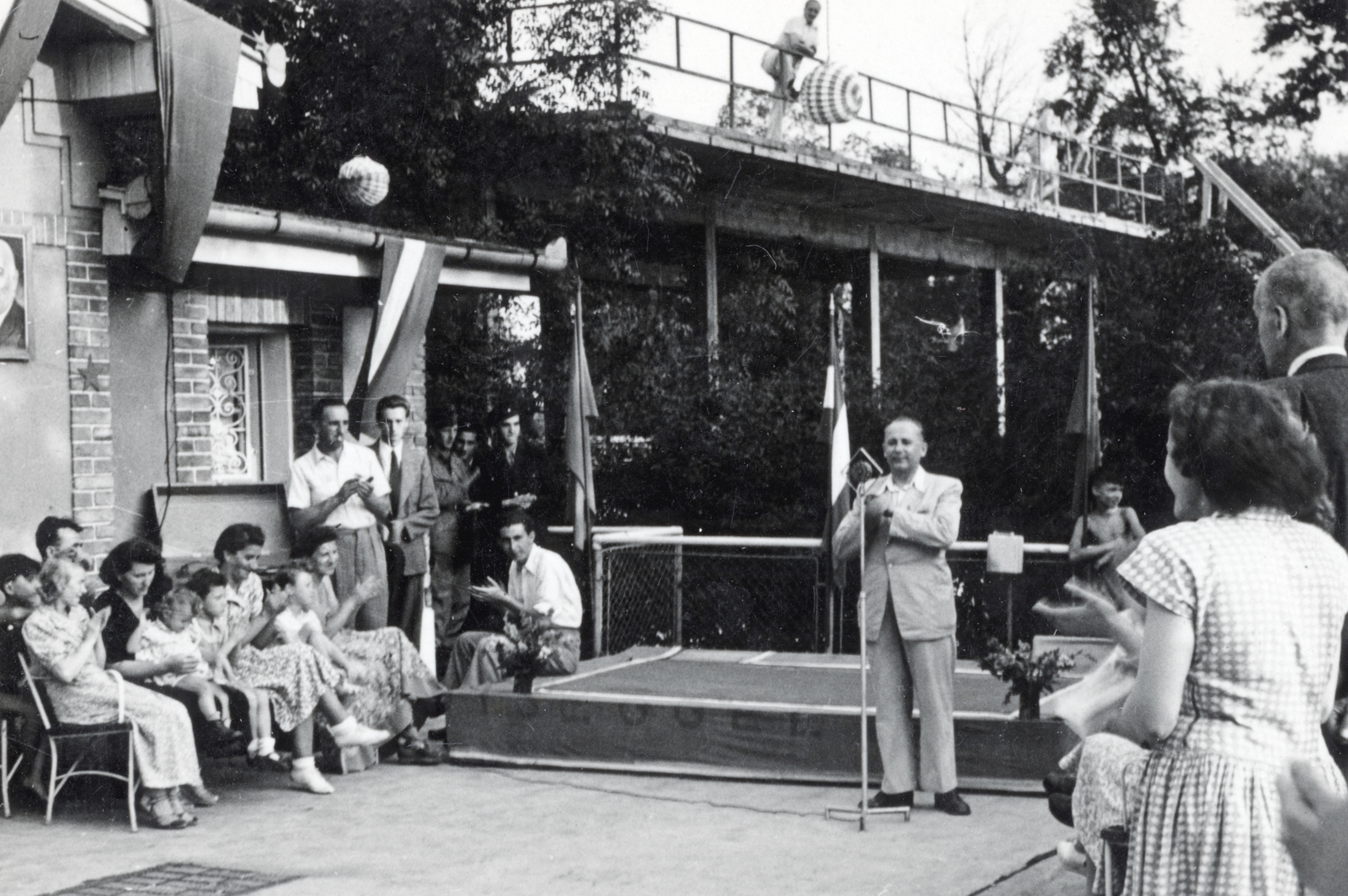 1949, Virág Judit, pódium, úriember, társaság, zászló, öltöny, mikrofonállvány, lampion, taps, ünnepség, szónoklat, Fortepan #229405