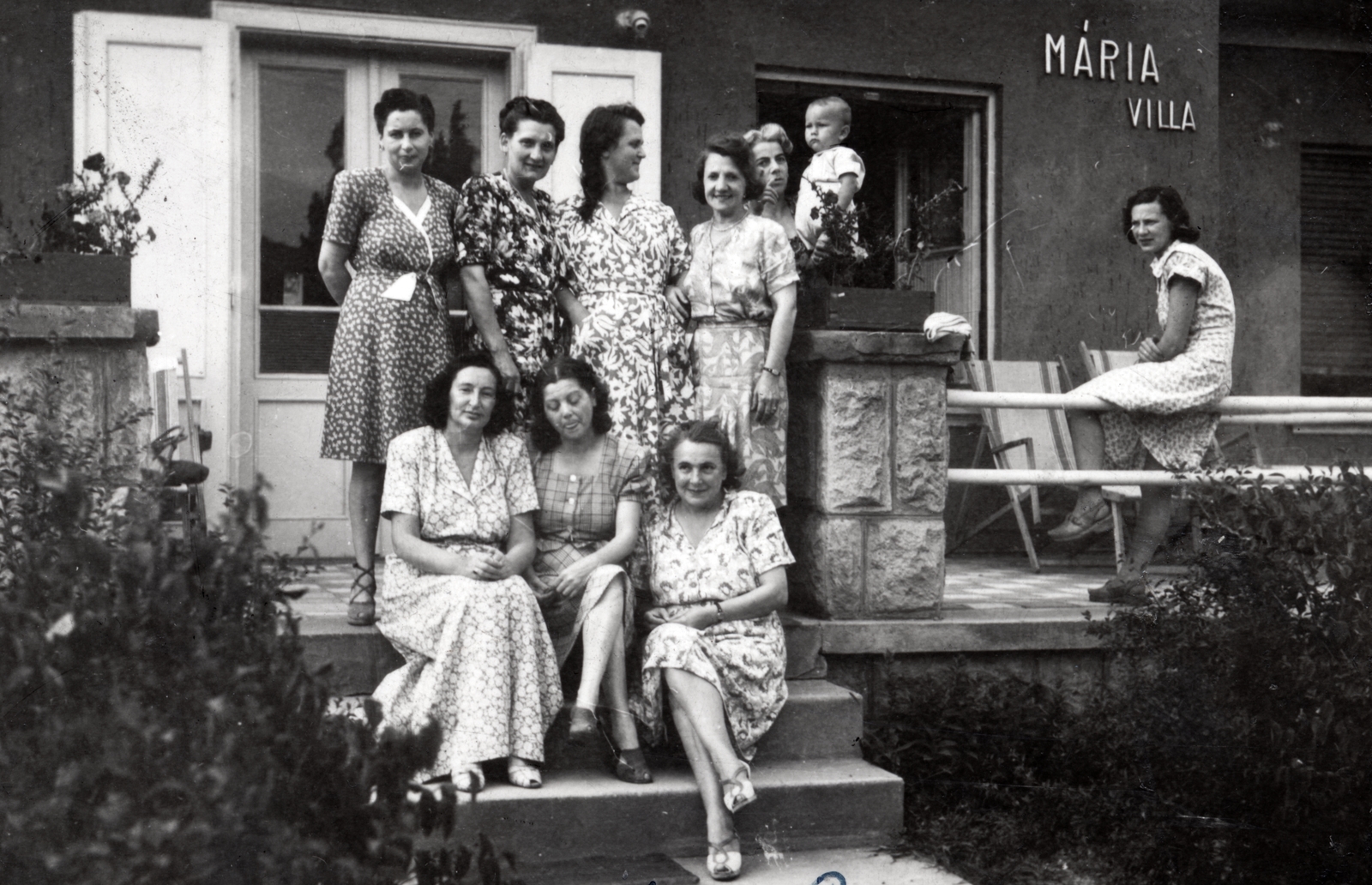 1948, Virág Judit, nyári ruha, hölgy, csoportkép, lépcsőn ülni, terasz, korláton ülni, Fortepan #229406