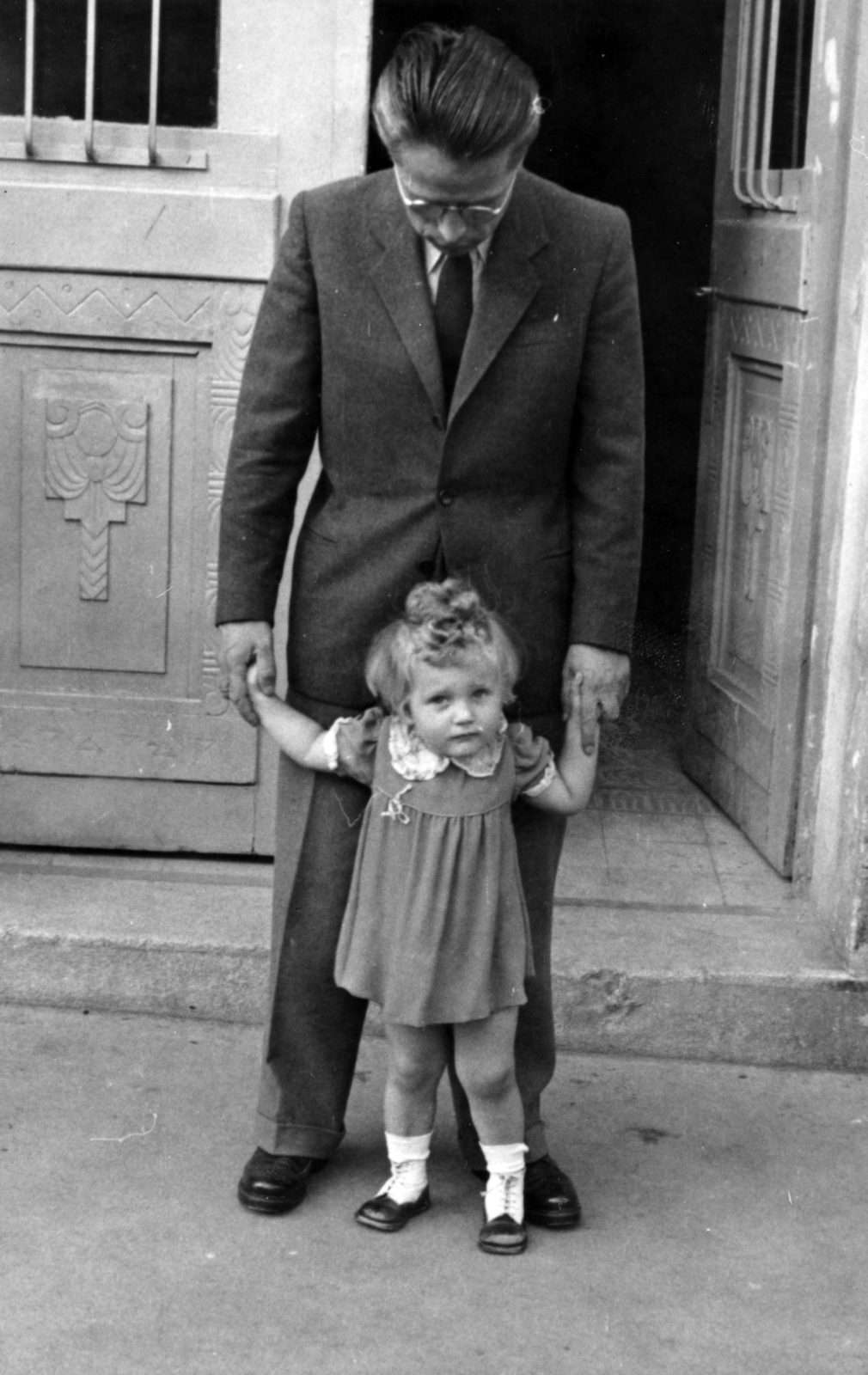 1953, Ábrahám Katalin és László, tie, suit, gentleman, glasses, girl, hold hands, Fortepan #229426