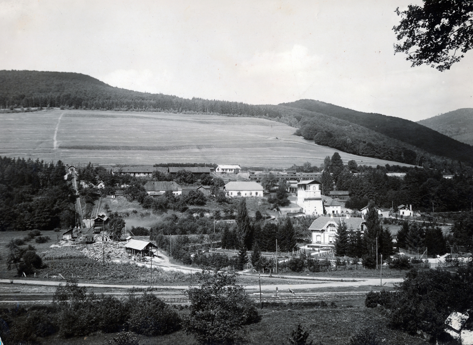 Szlovákia, Alsósajó, középen kissé jobbra az 1867-ben épült, gróf Andrássy Manó által építtetett, Etelka néven ismert huta., 1930, Schermann Ákos, látkép, sínpálya, Fortepan #229437