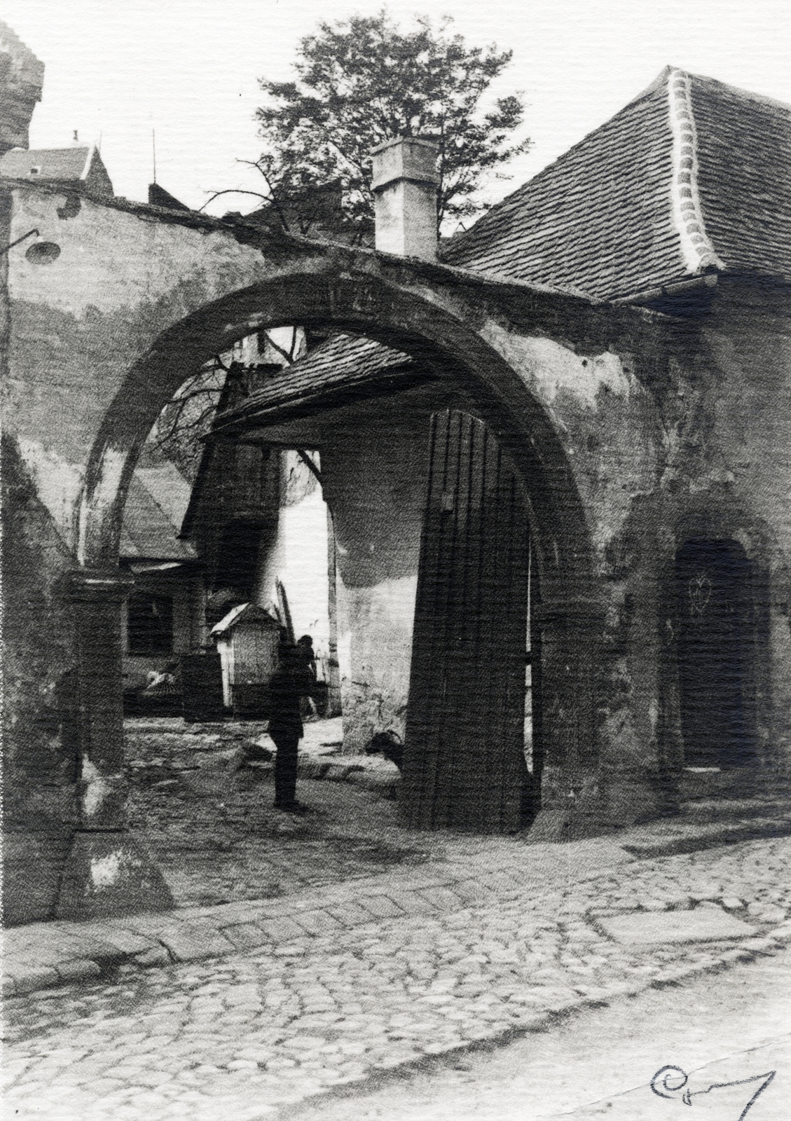 Hungary, Tabán, Budapest I., Ív utca 10., az egyik ún. cigányház nagykapuja, ettől jobbra a ház faragott kőkapuja látható., 1910, Schermann Ákos, Budapest, gate, Fortepan #229439