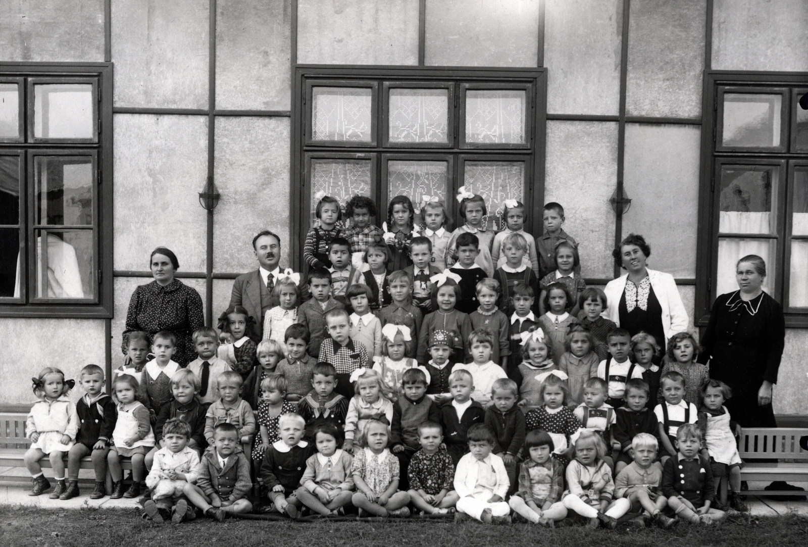 Magyarország, Budapest XI., Érdi út, a csoportkép az óvoda udvarán készült., 1941, Schermann Ákos, Budapest, Fortepan #229440