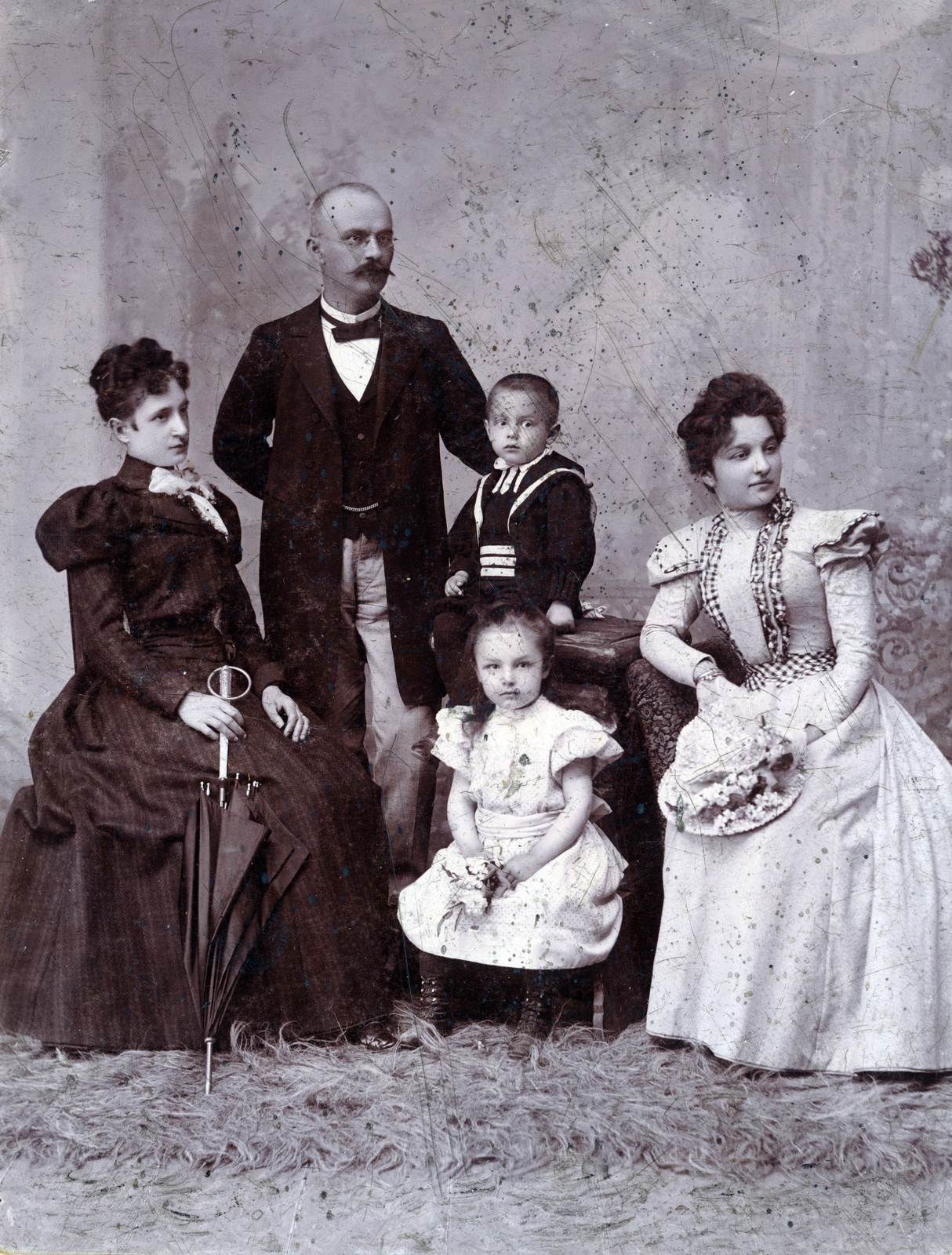 Szlovákia, Igló, Schermann Samu, a gimnázium ének- és tornatanára, egyben az egyház orgonistája, családja körében., 1900, Schermann Ákos, család, műterem, fénykép, Fortepan #229446